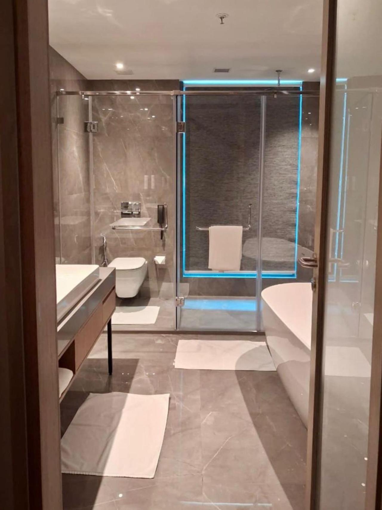 Studio King Room with City View and Balcony  (Early Check in &Late Check out-subject to availability,10% off on Laundry, Complimentary High Tea) ) - Photo 5