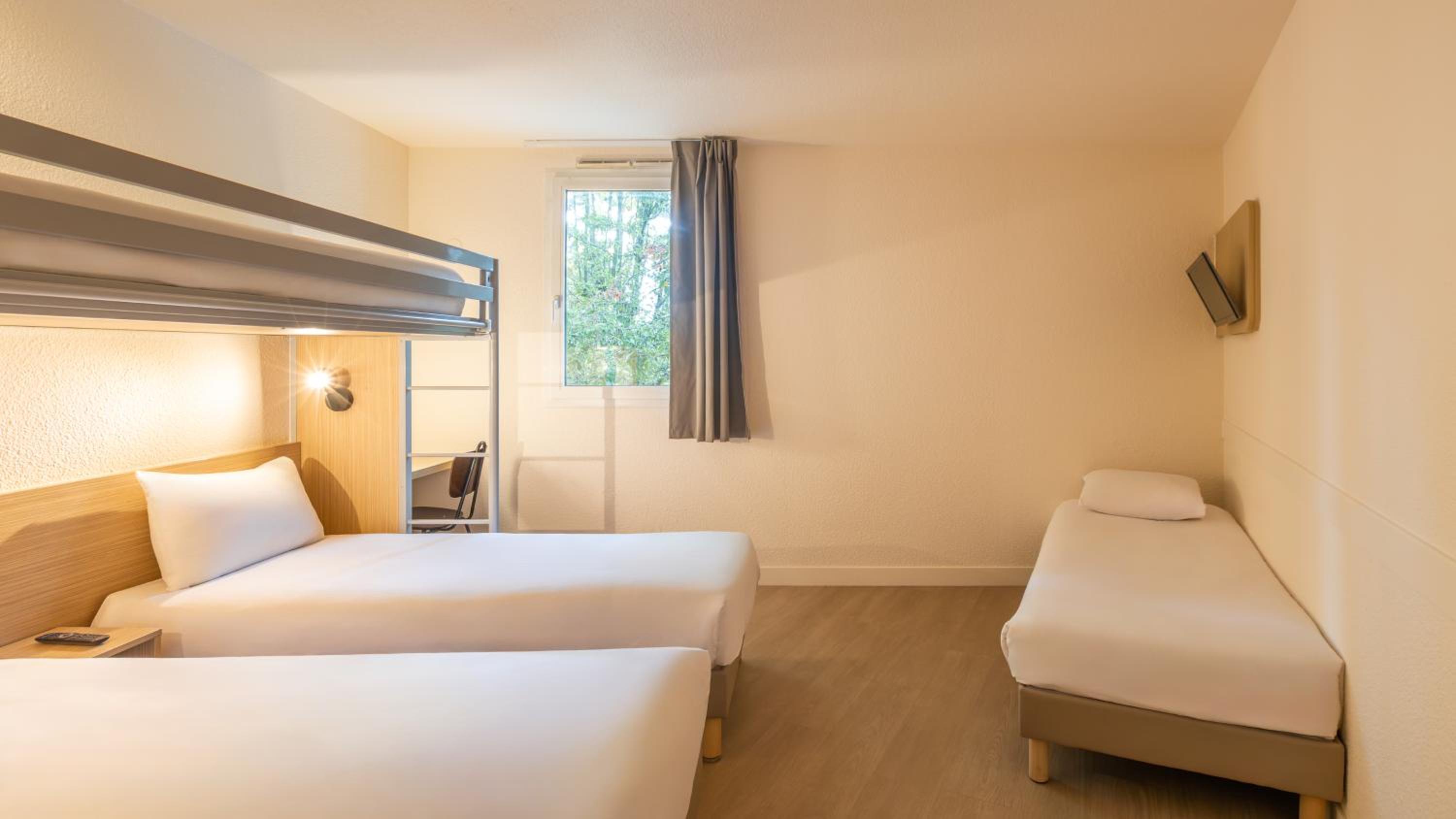 Standard Queen Room with Three Single Beds photo 2