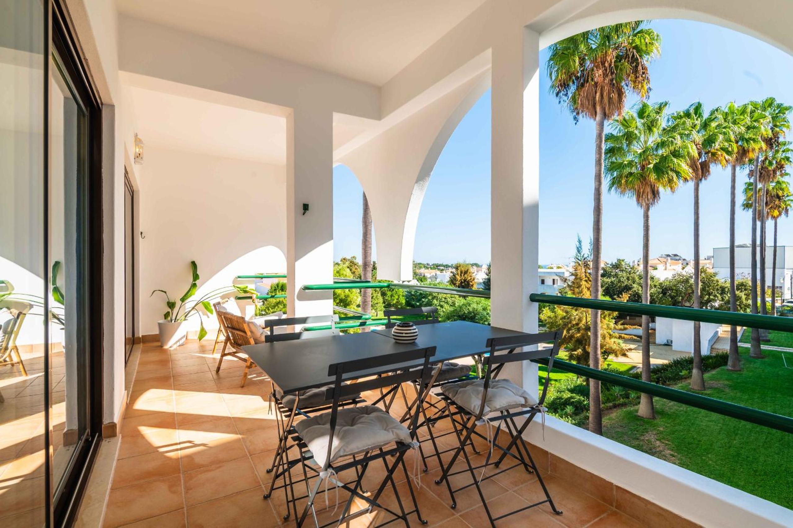 Two-Bedroom Apartment with Pool View photo 2
