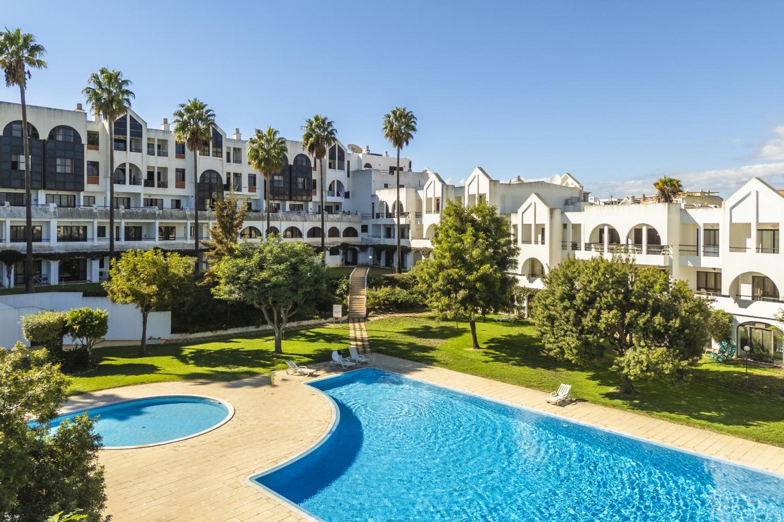 Two-Bedroom Apartment with Pool View photo 3