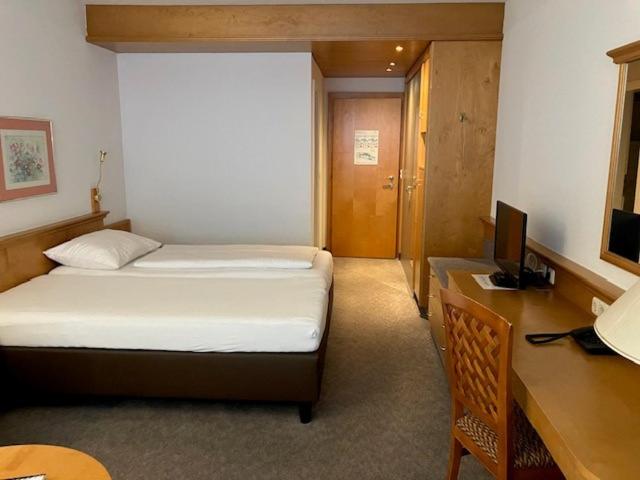 Budget Double Room photo 3