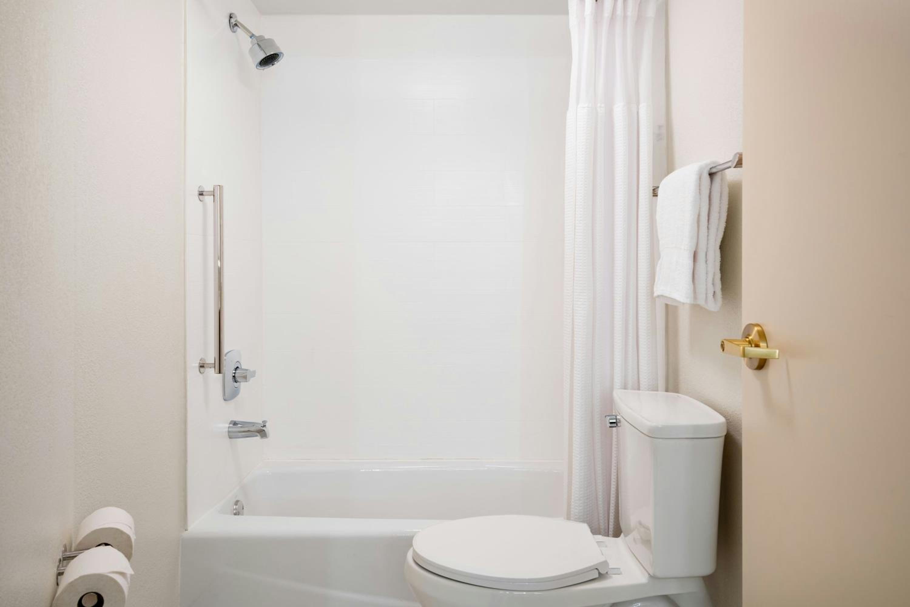 Queen Suite with Two Queen Beds and Trundle Sofa - Photo 4