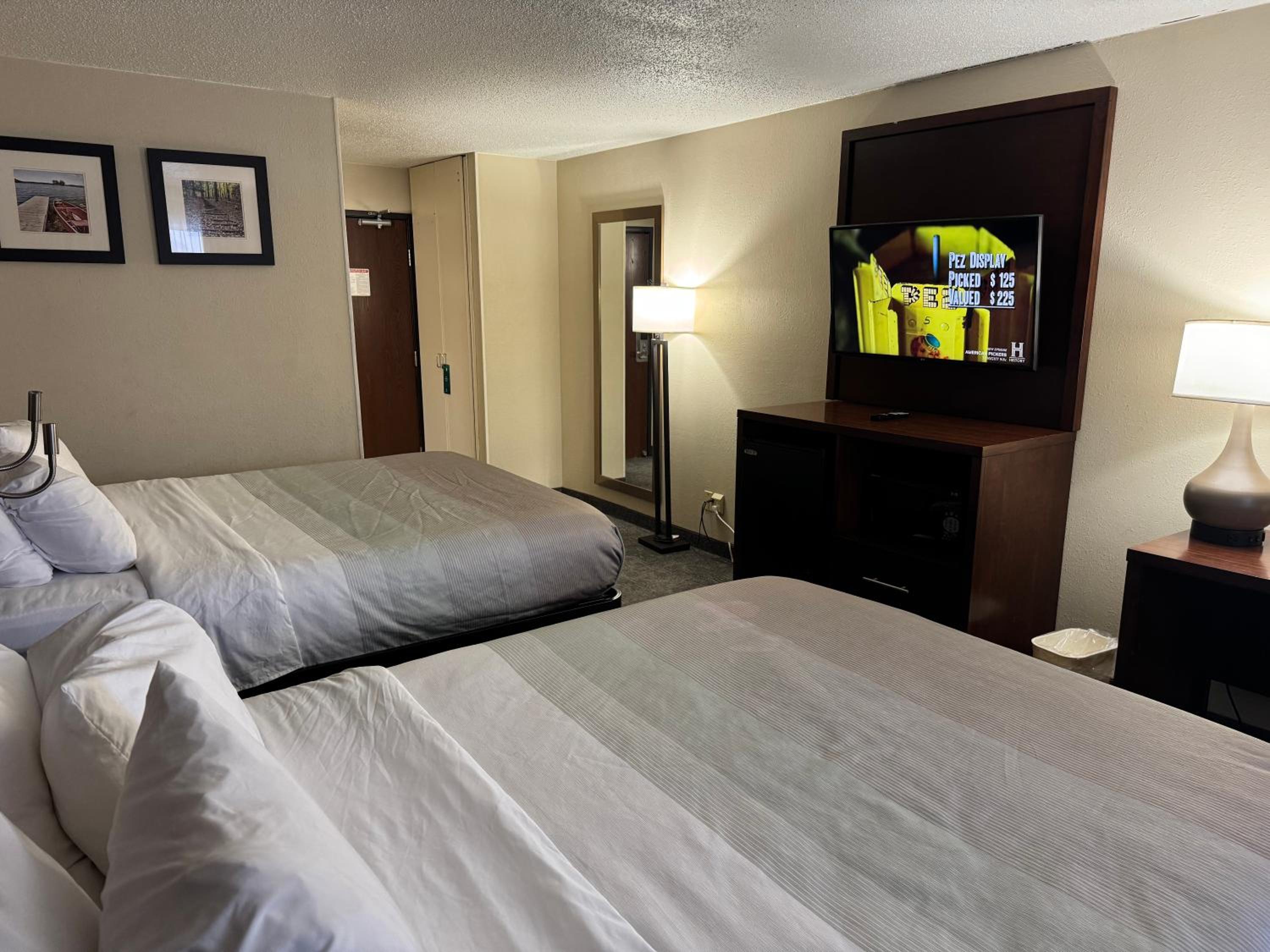 Queen Room with Two Queen Beds - Non-Smoking - Photo 2