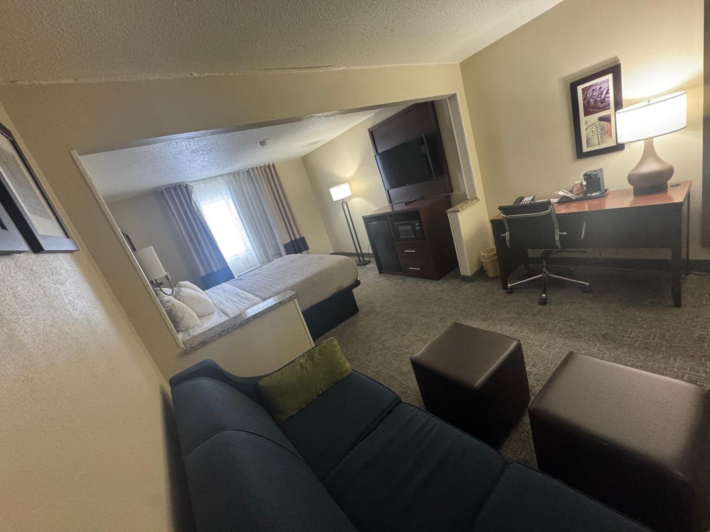 King Suite - Non-Smoking - Photo 3