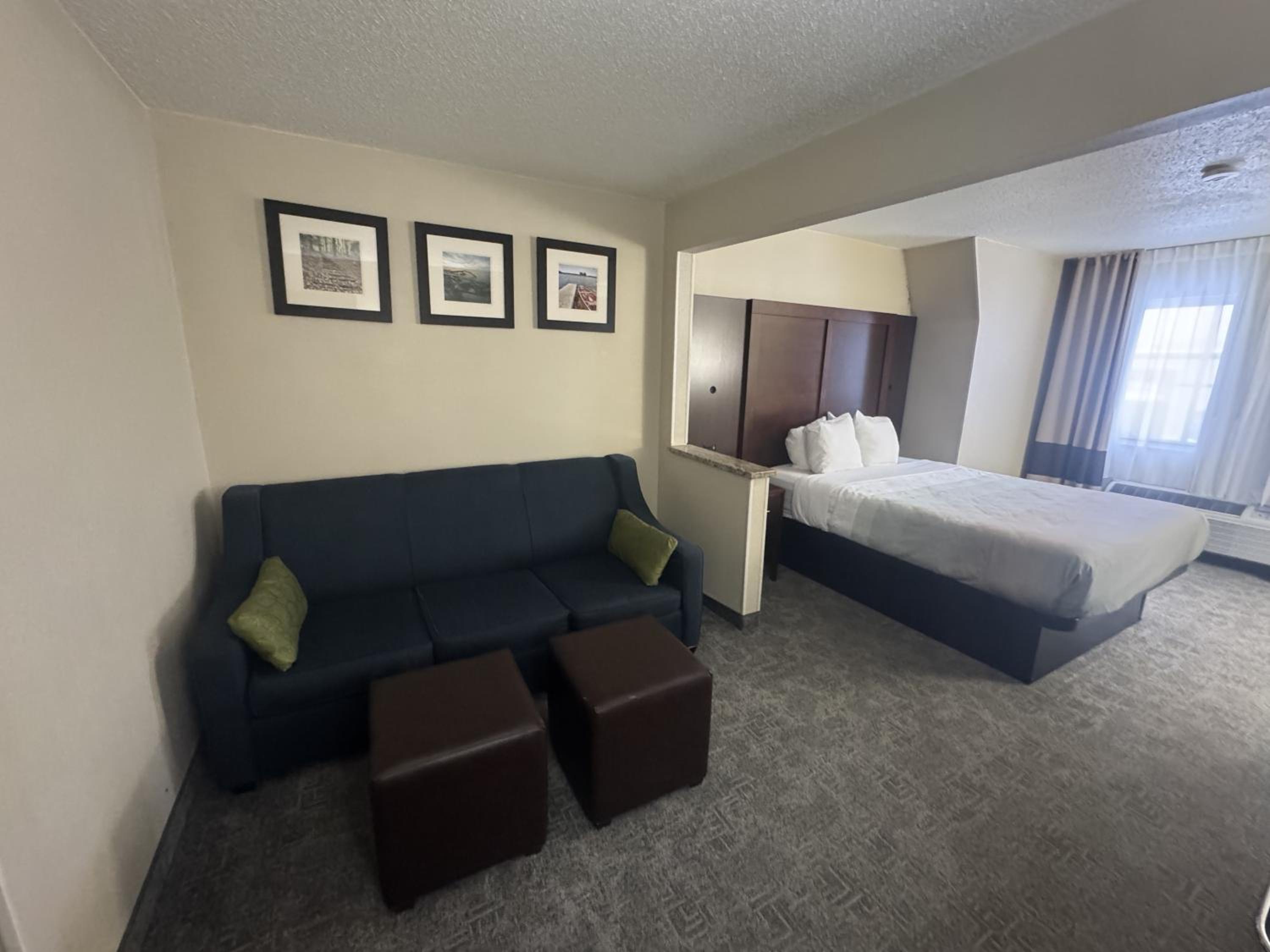 Queen Suite - Non-Smoking - Photo 4