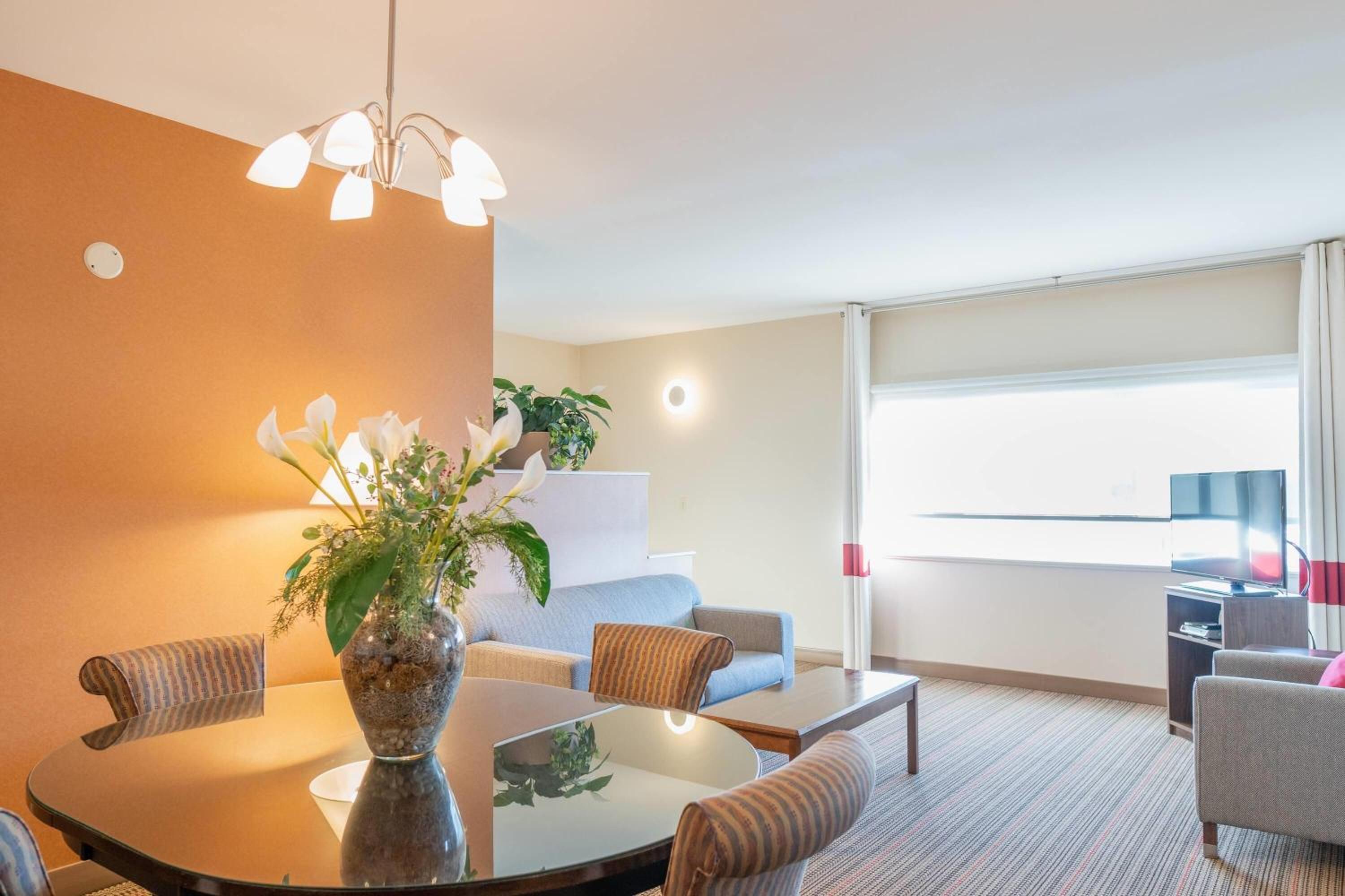 Executive King Suite - Non-Smoking - Photo 2