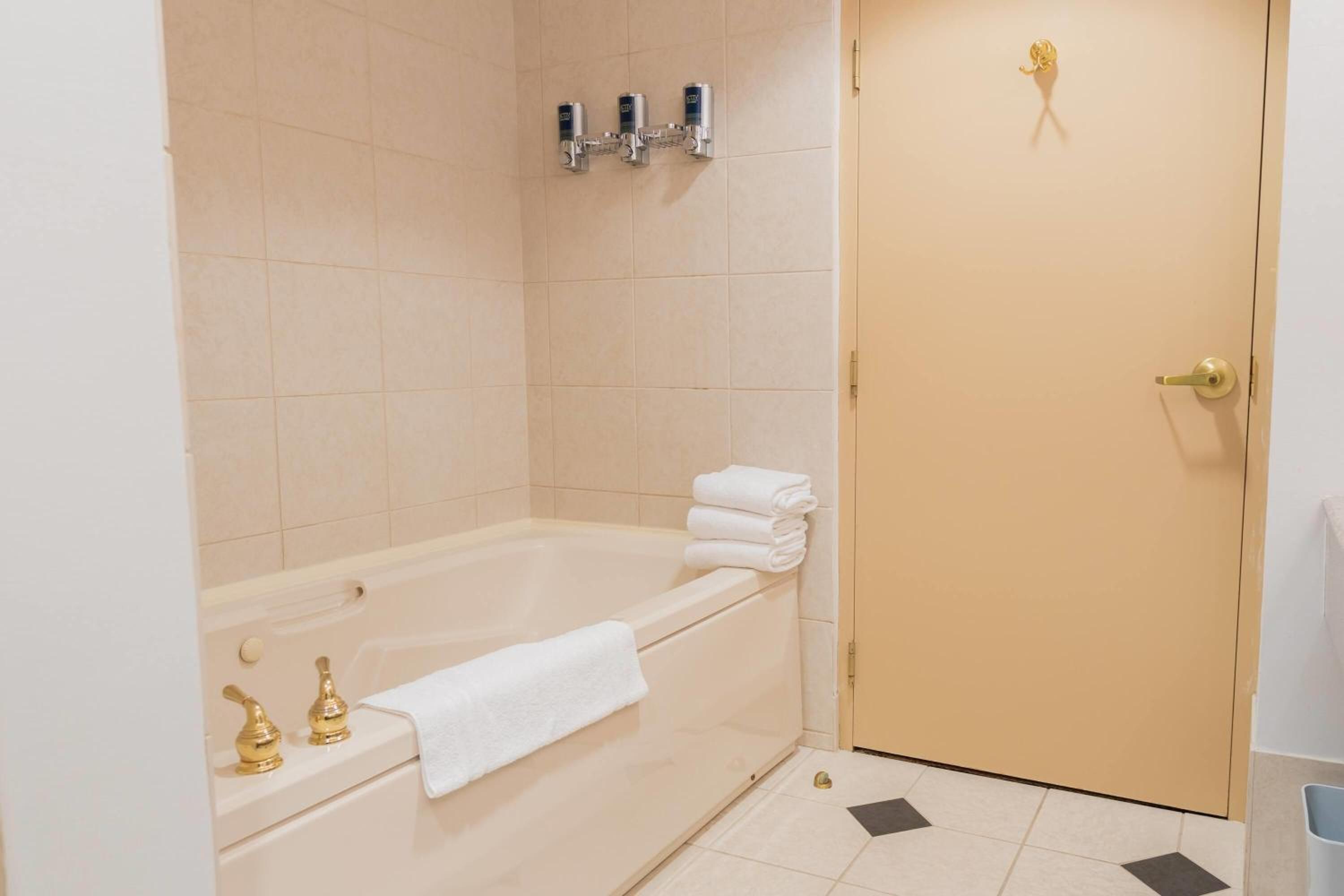 Executive King Suite - Non-Smoking - Photo 3