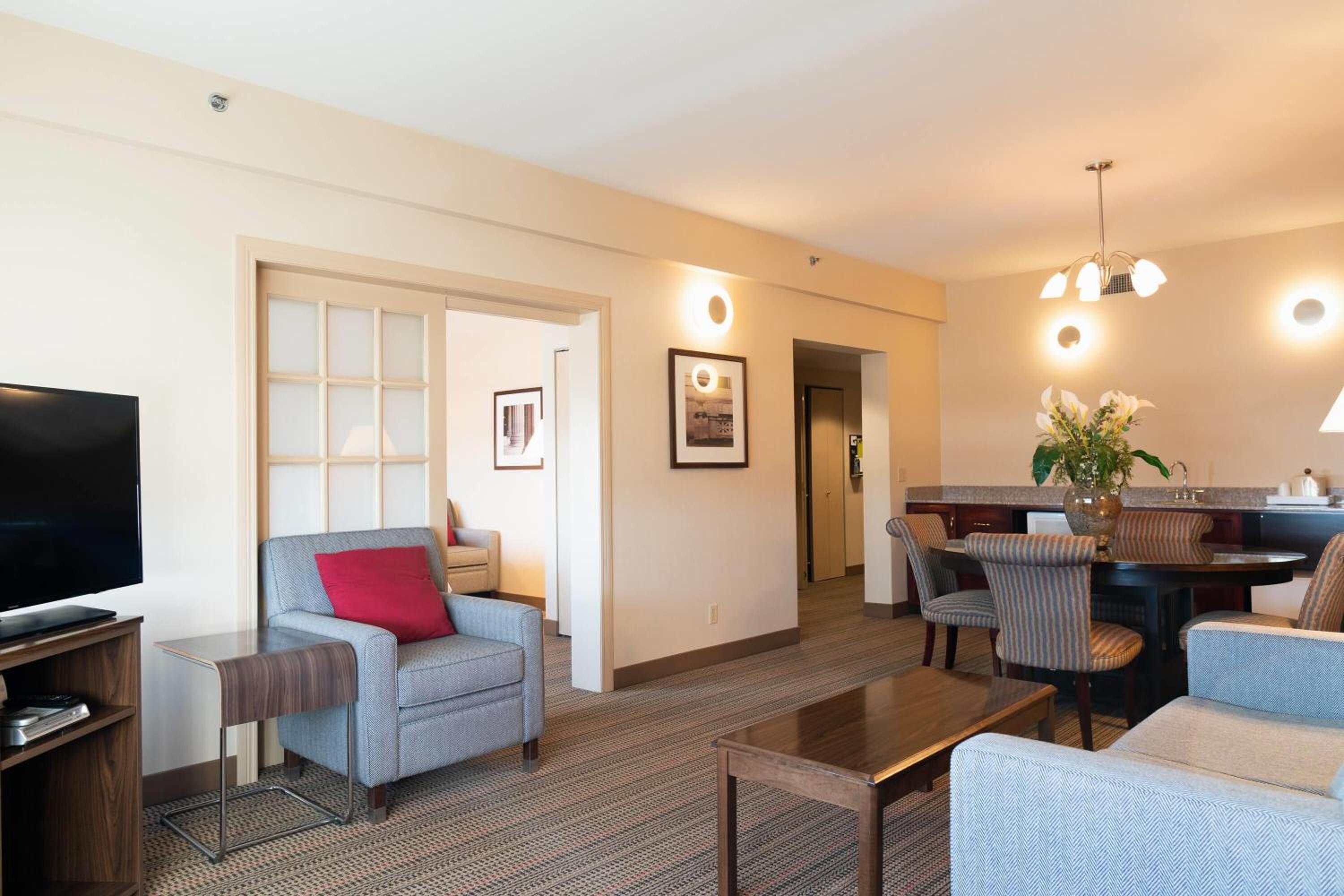 Executive King Suite - Non-Smoking - Photo 4