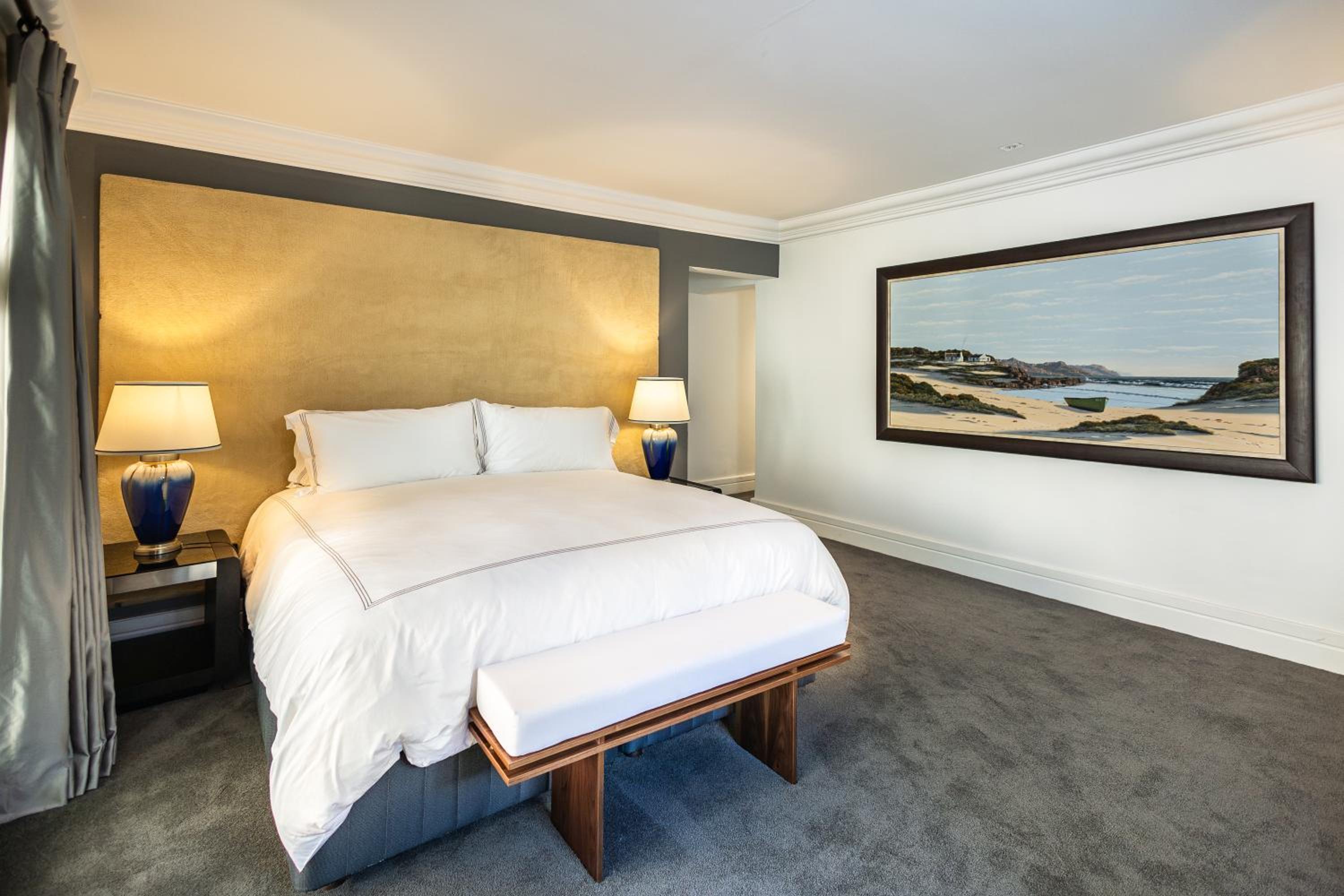 Deluxe Queen Suite