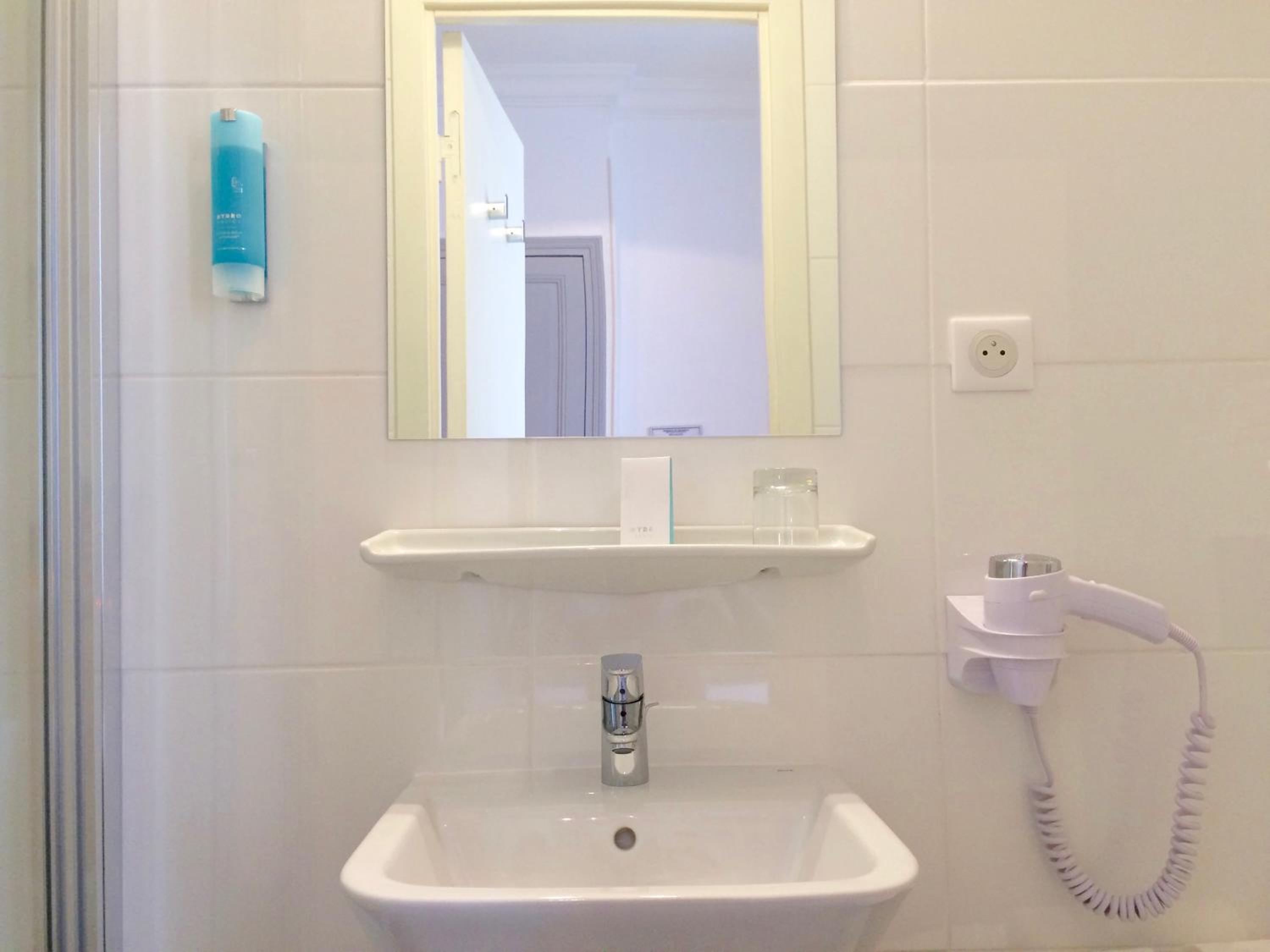 Small Single Room (without Hot Tub) 30 ft²