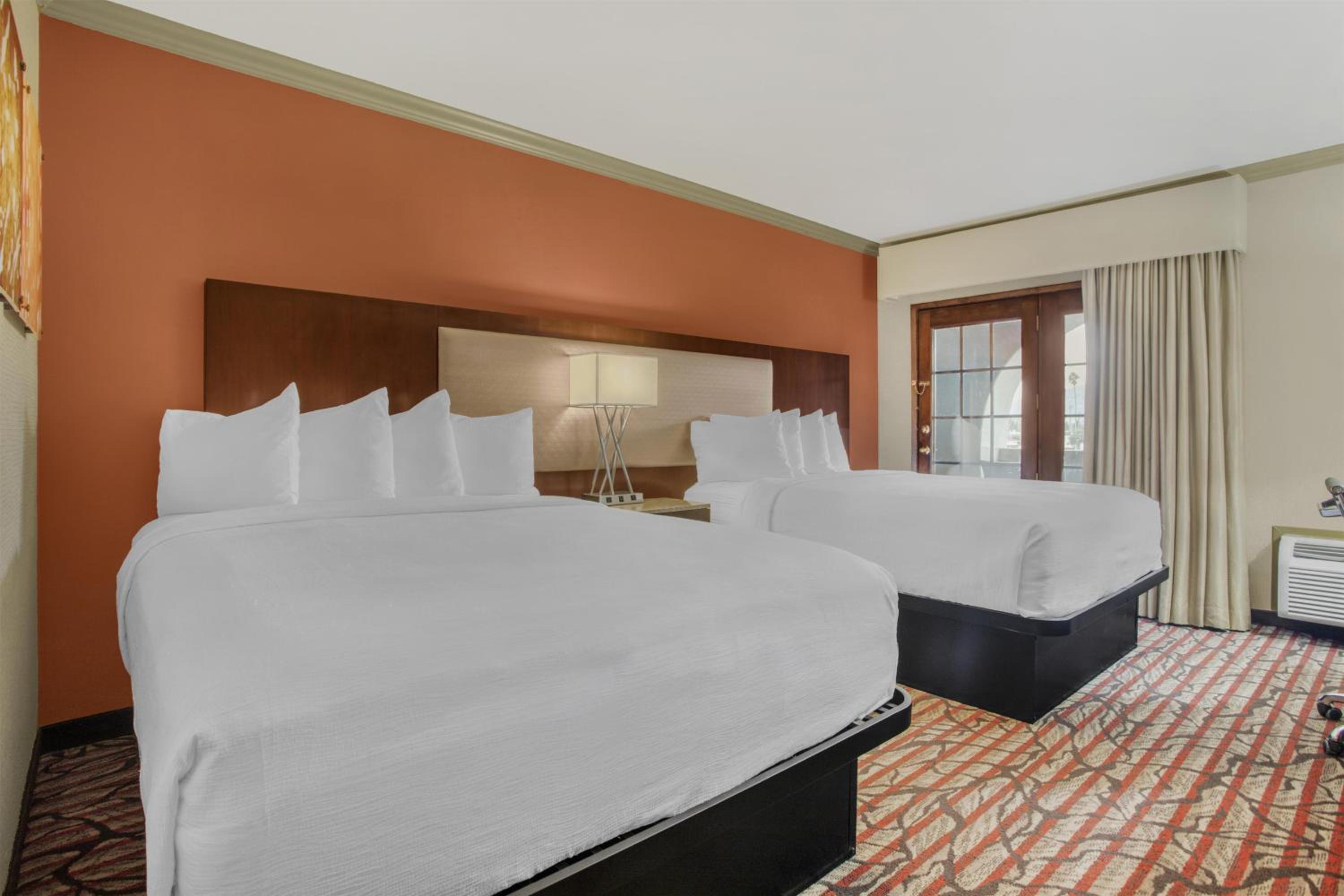 Queen Room with Two Queen Beds and Balcony - Non-Smoking - Photo 2