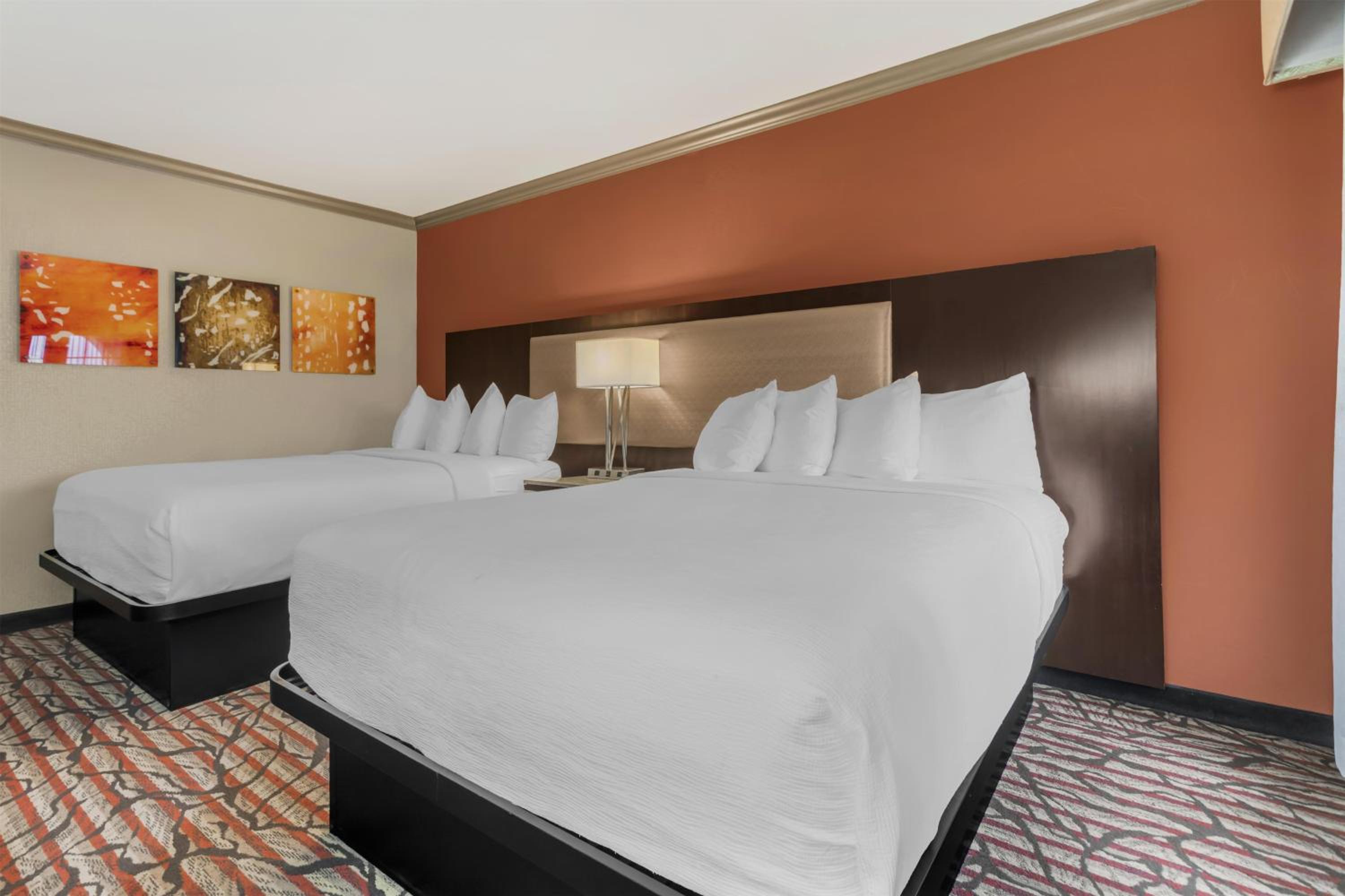 Queen Room with Two Queen Beds and Balcony - Non-Smoking - Photo 3