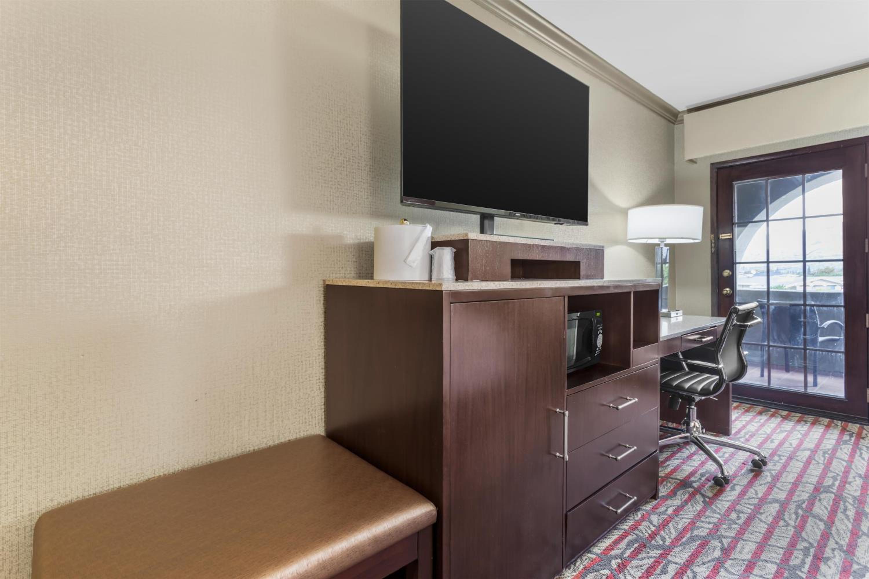 King Room with Balcony - Non-Smoking - Photo 3
