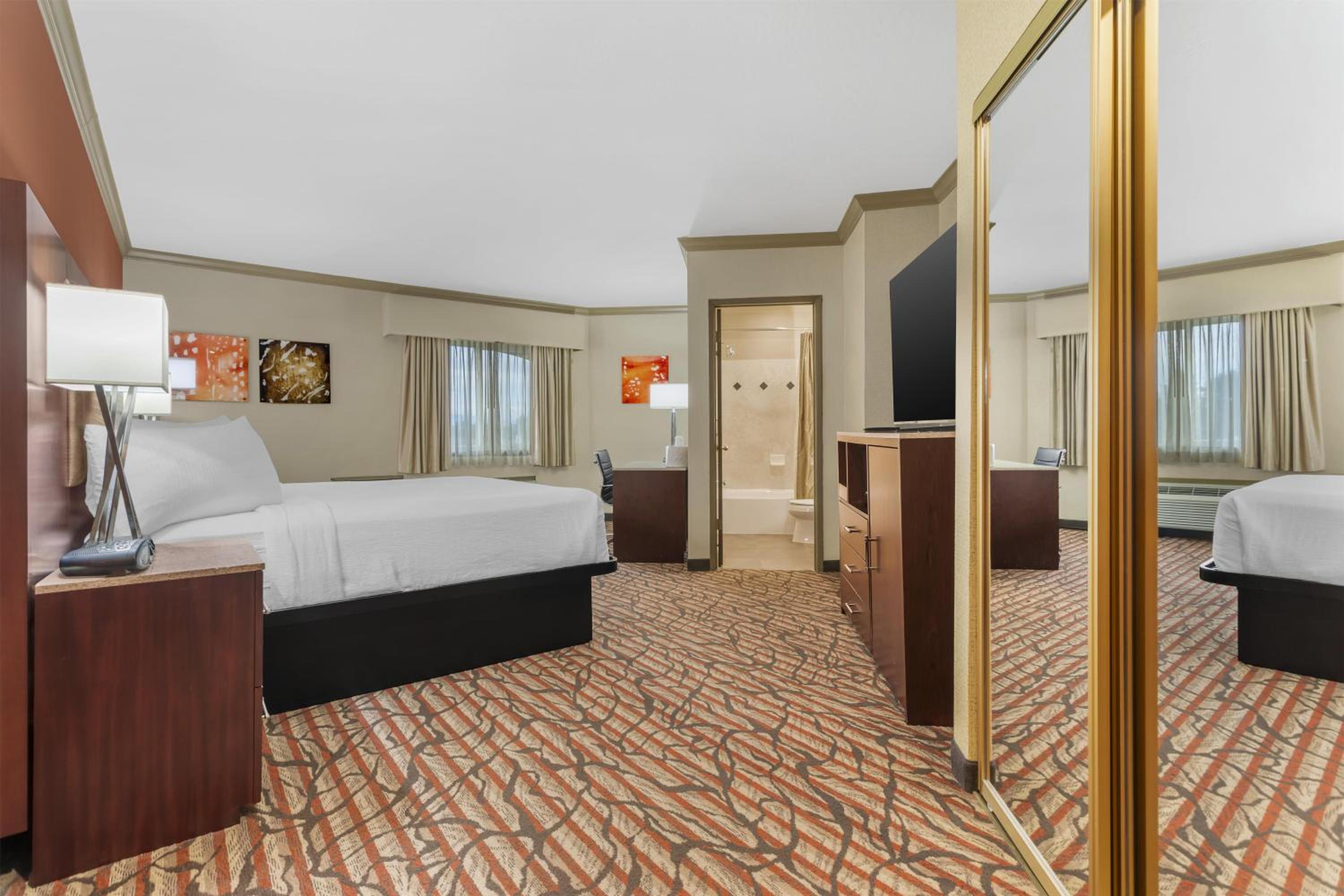 Large King Room - Non-Smoking - Photo 5