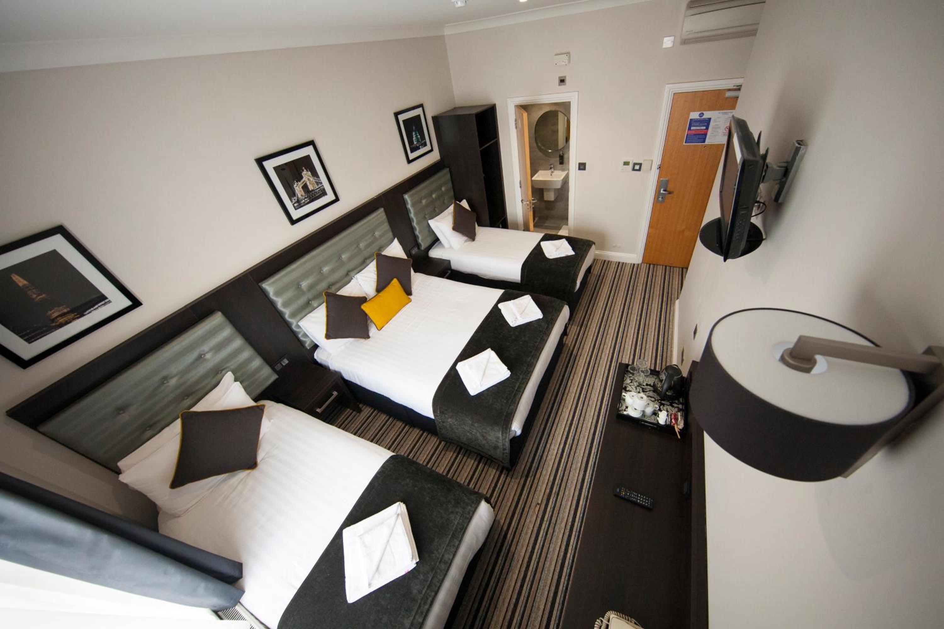 Quadruple Room with Private Bathroom photo 1