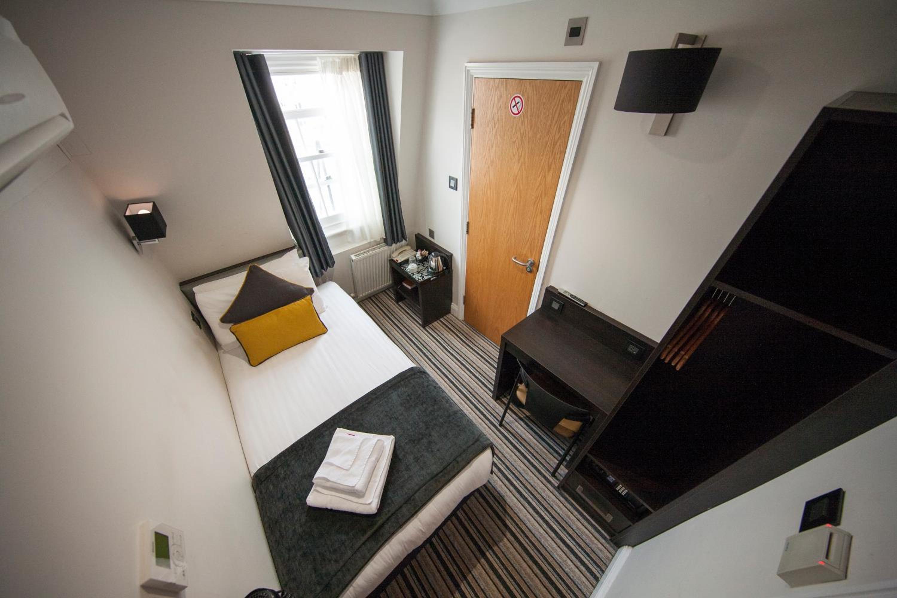 Single Room with Private Bathroom photo 1