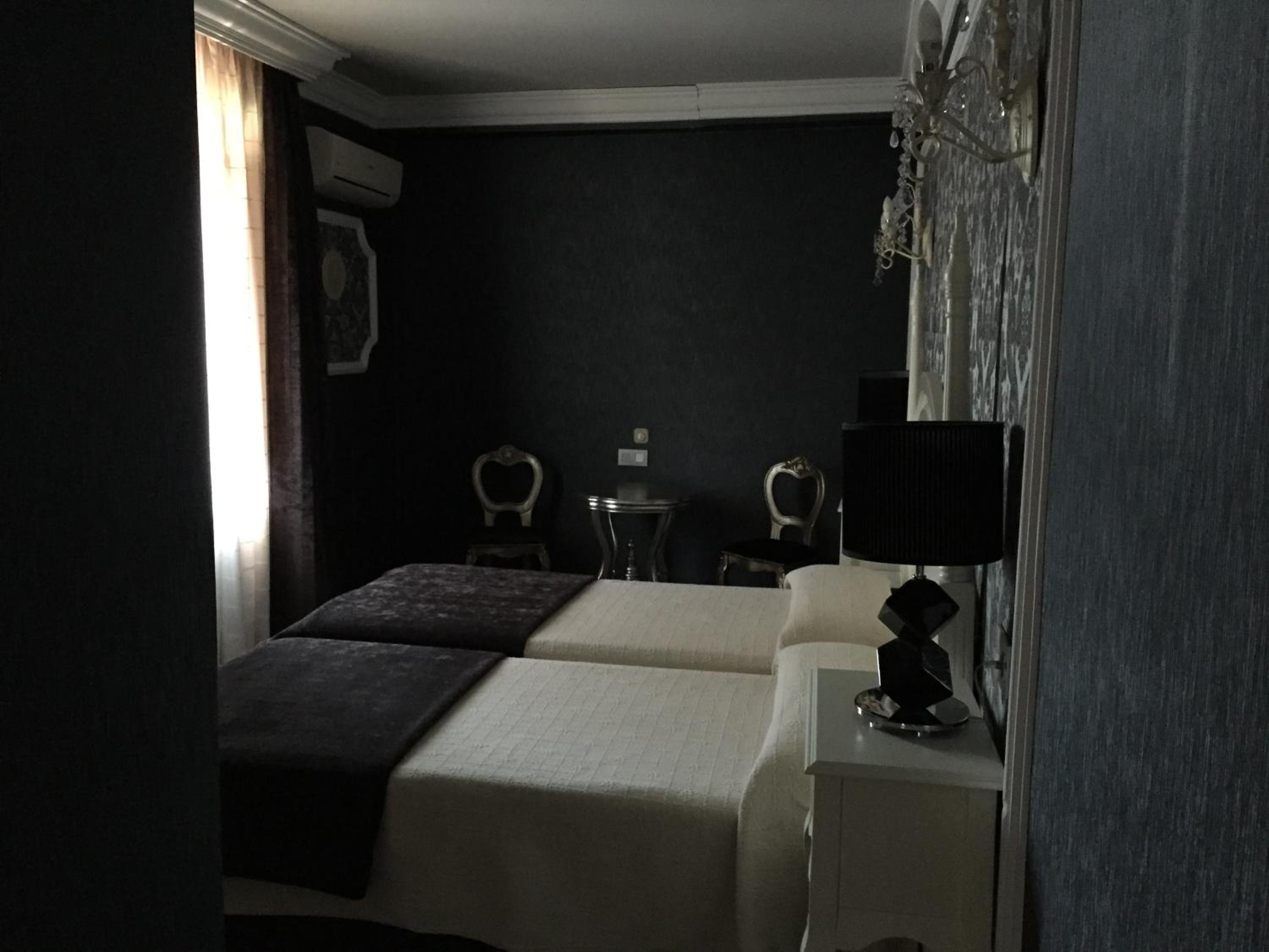 Standard Twin Room - Photo 3