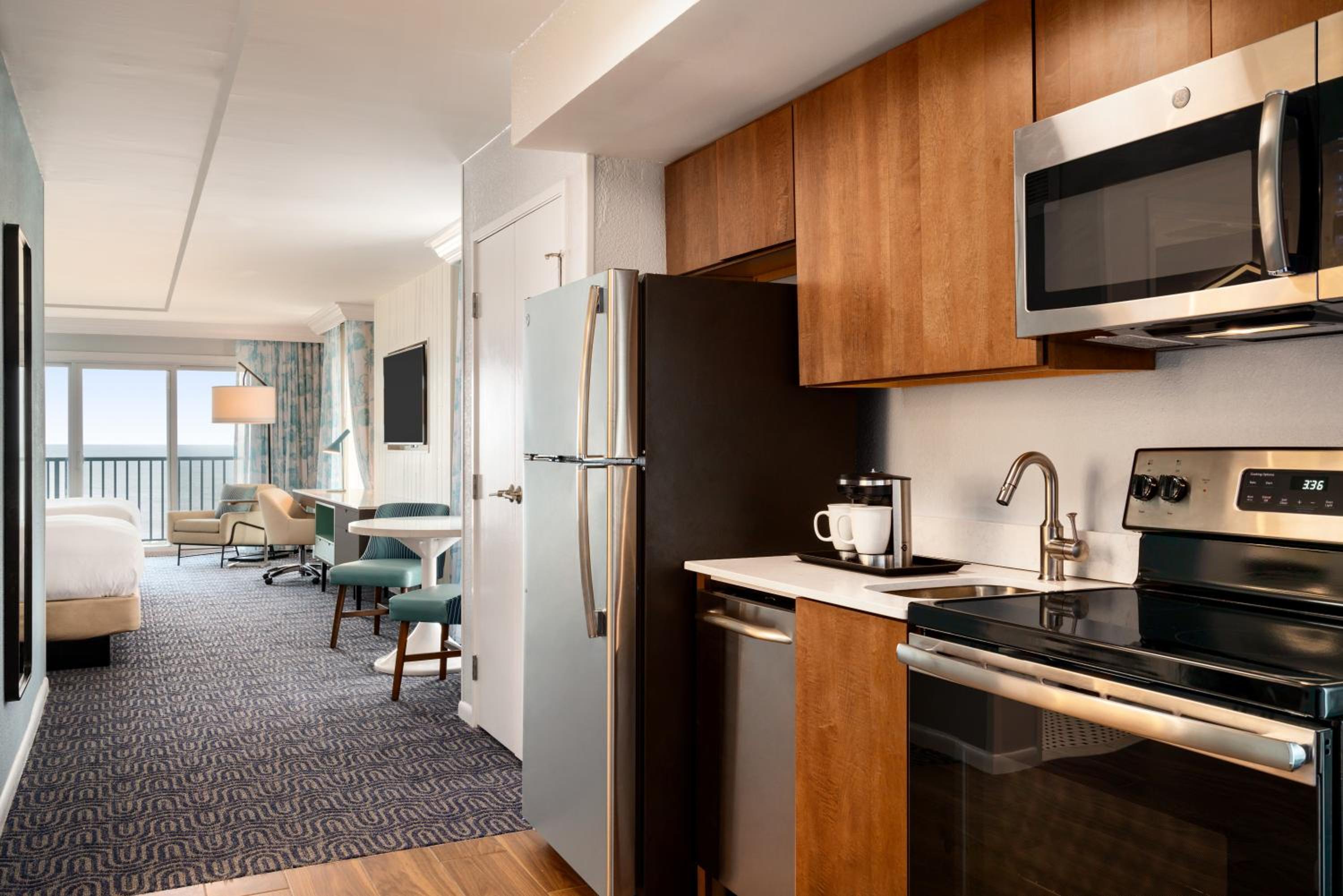 Corner Room, Double Queen with Kitchen, Balcony, and Oceanfront View - Photo 4