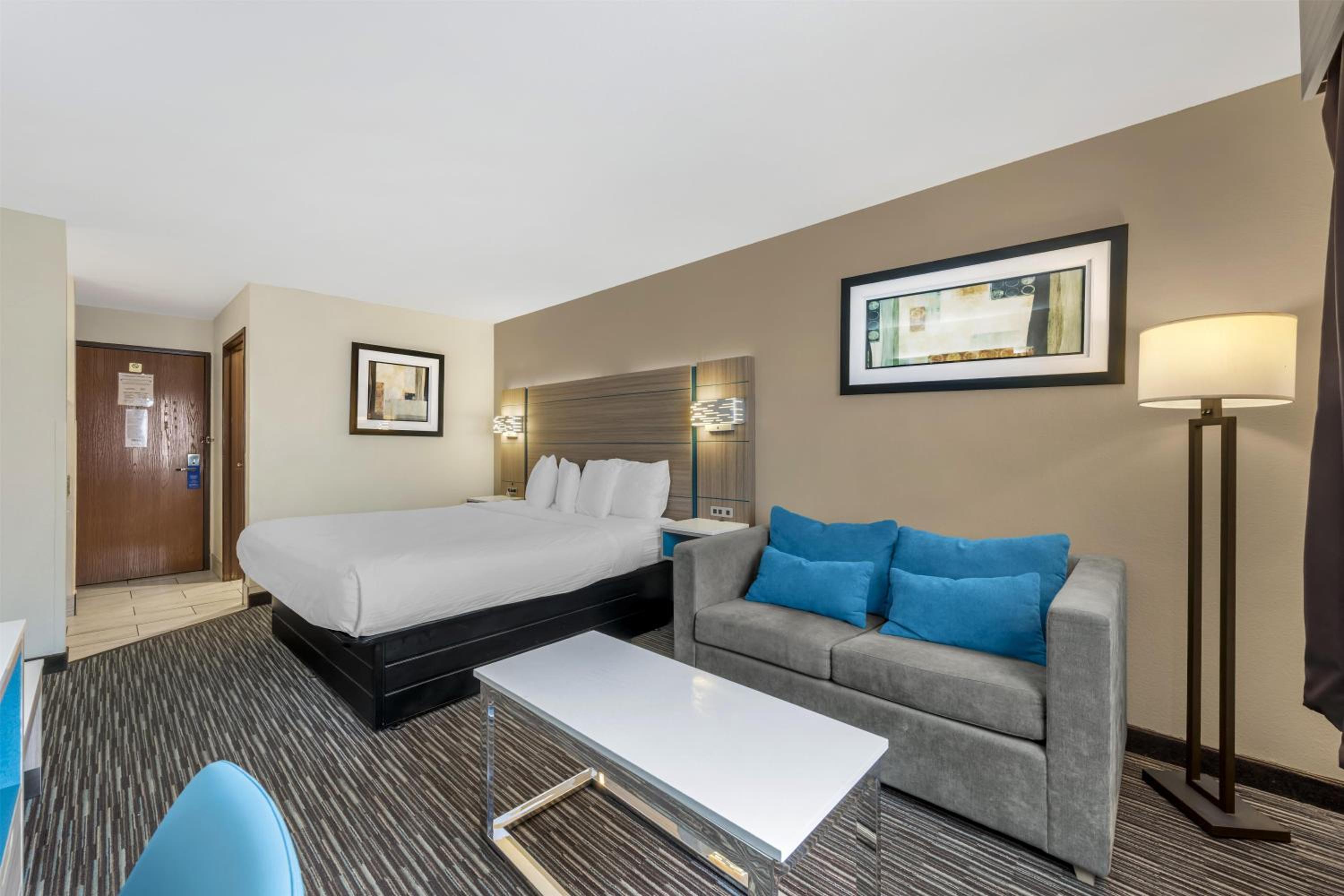King Room with Sofa Bed - Pet Friendly/Non-Smoking - Photo 1