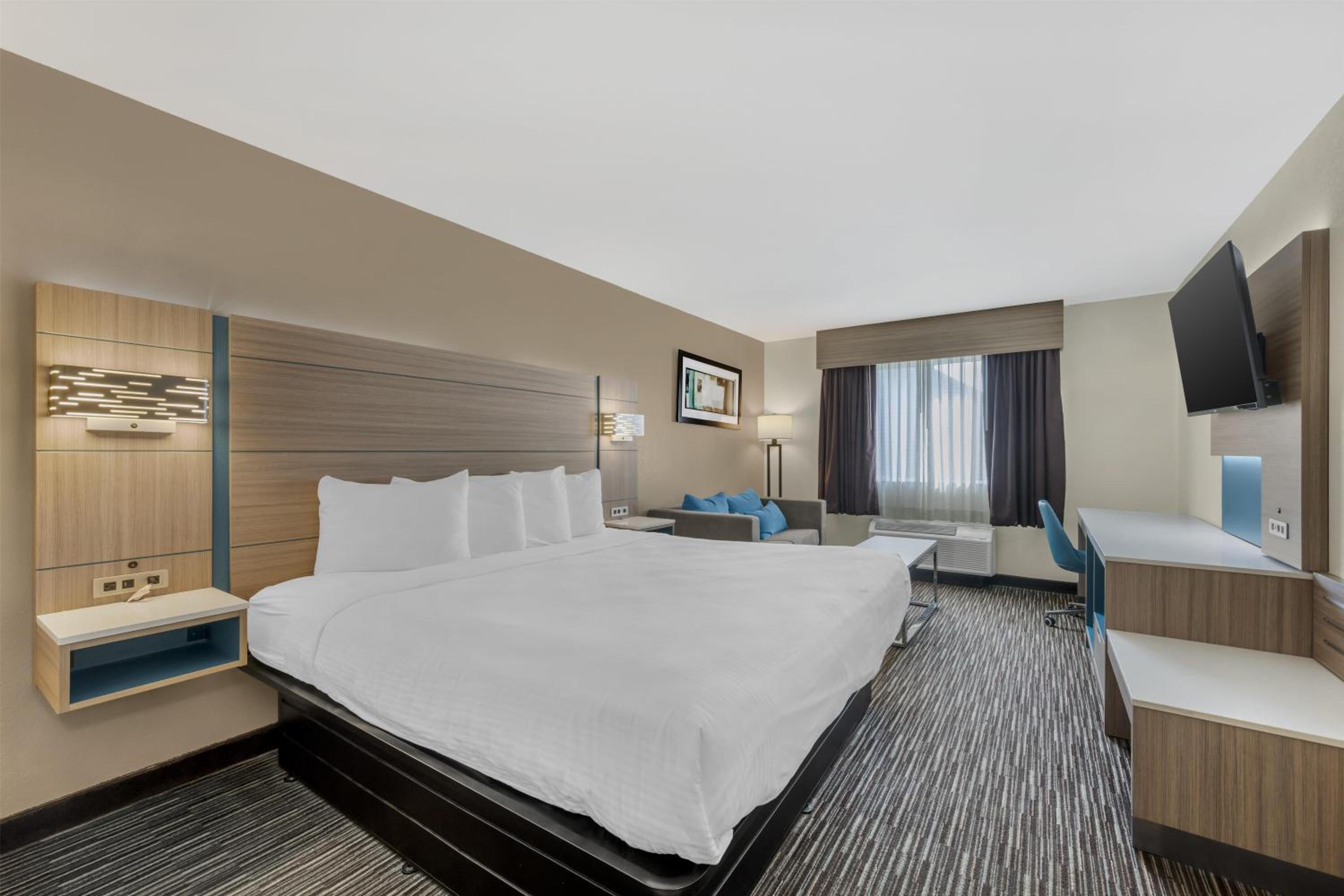 King Room with Sofa Bed - Pet Friendly/Non-Smoking - Photo 2