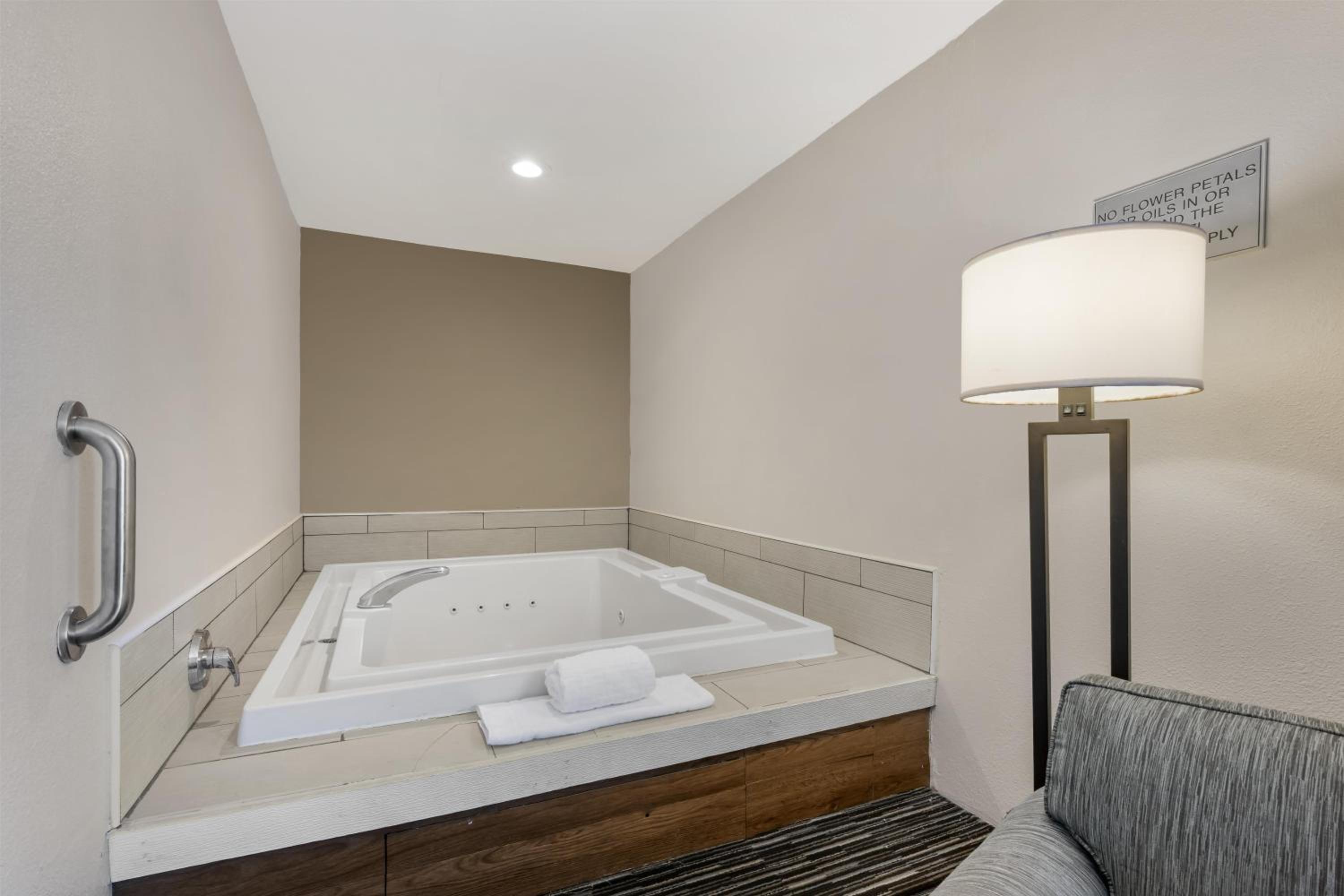 King Room with Spa Bath - Non Smoking - Photo 2