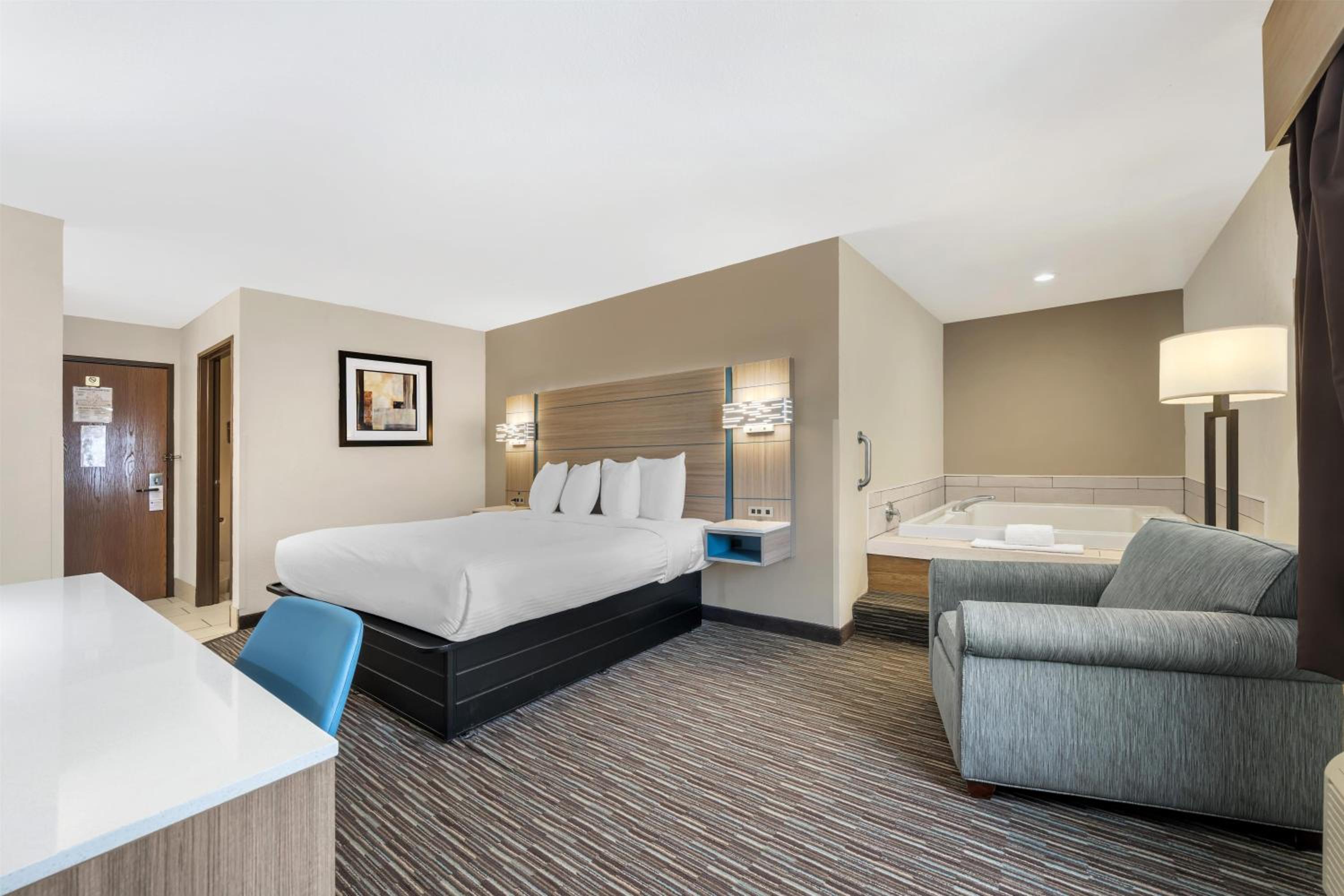 King Room with Spa Bath - Non Smoking - Photo 3