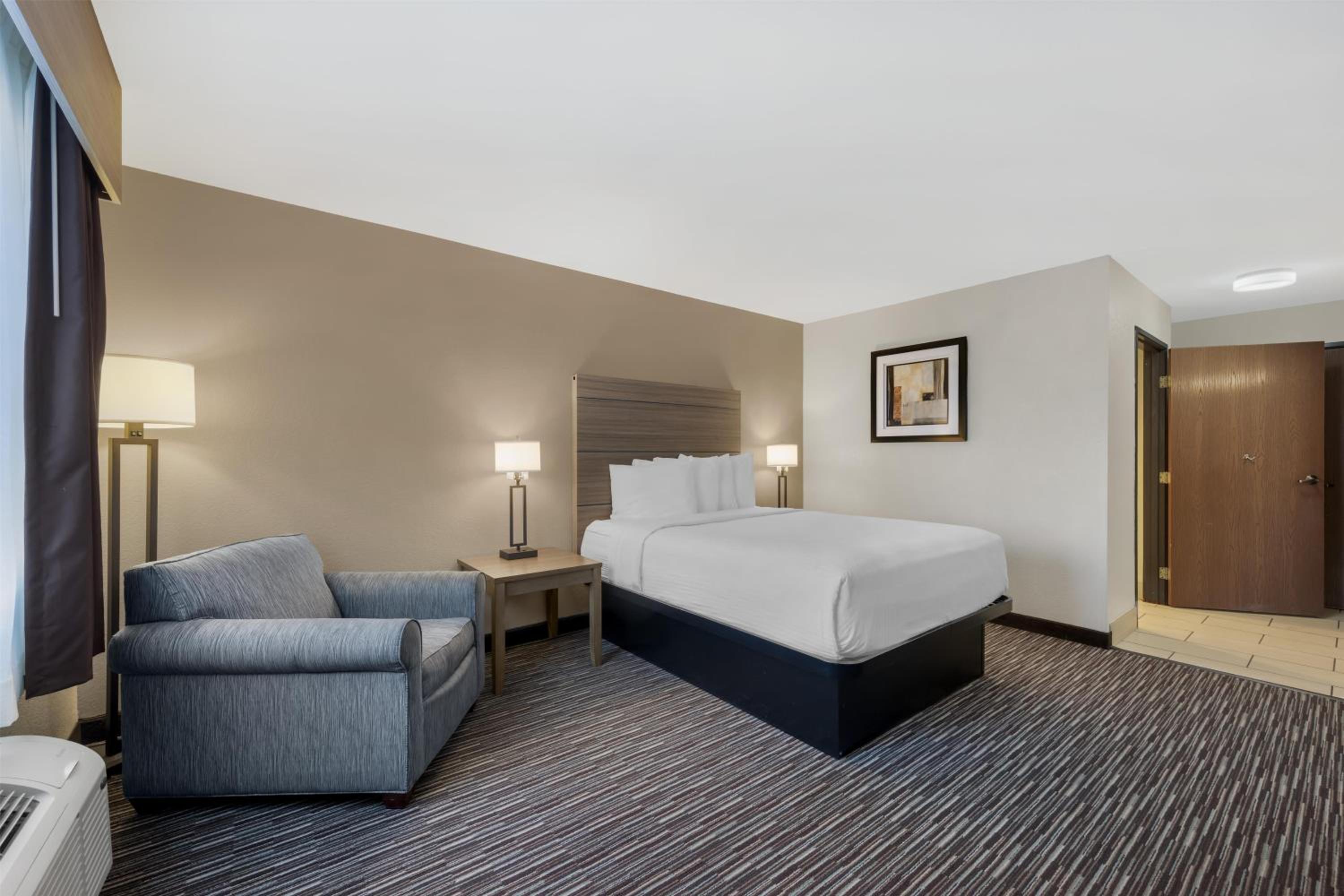 King Room with Bath Tub - Disability Access/Non-Smoking  - Photo 3