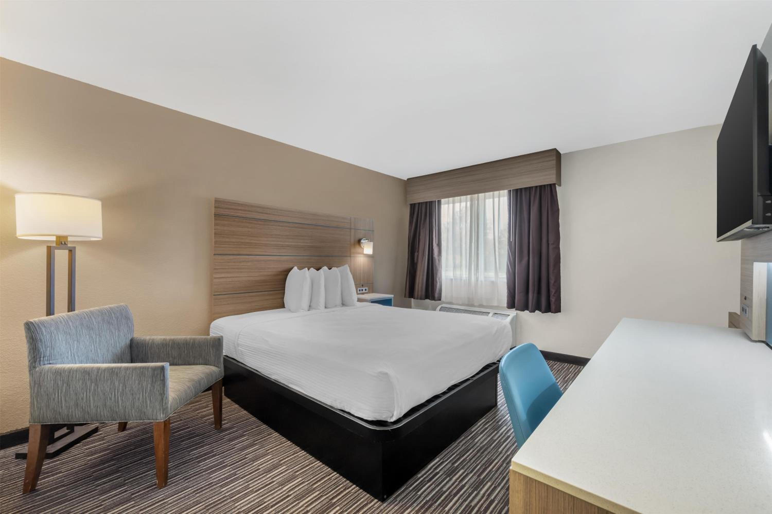 King Room with Spa Bath - Mobility Accessible/Non-Smoking - Photo 3