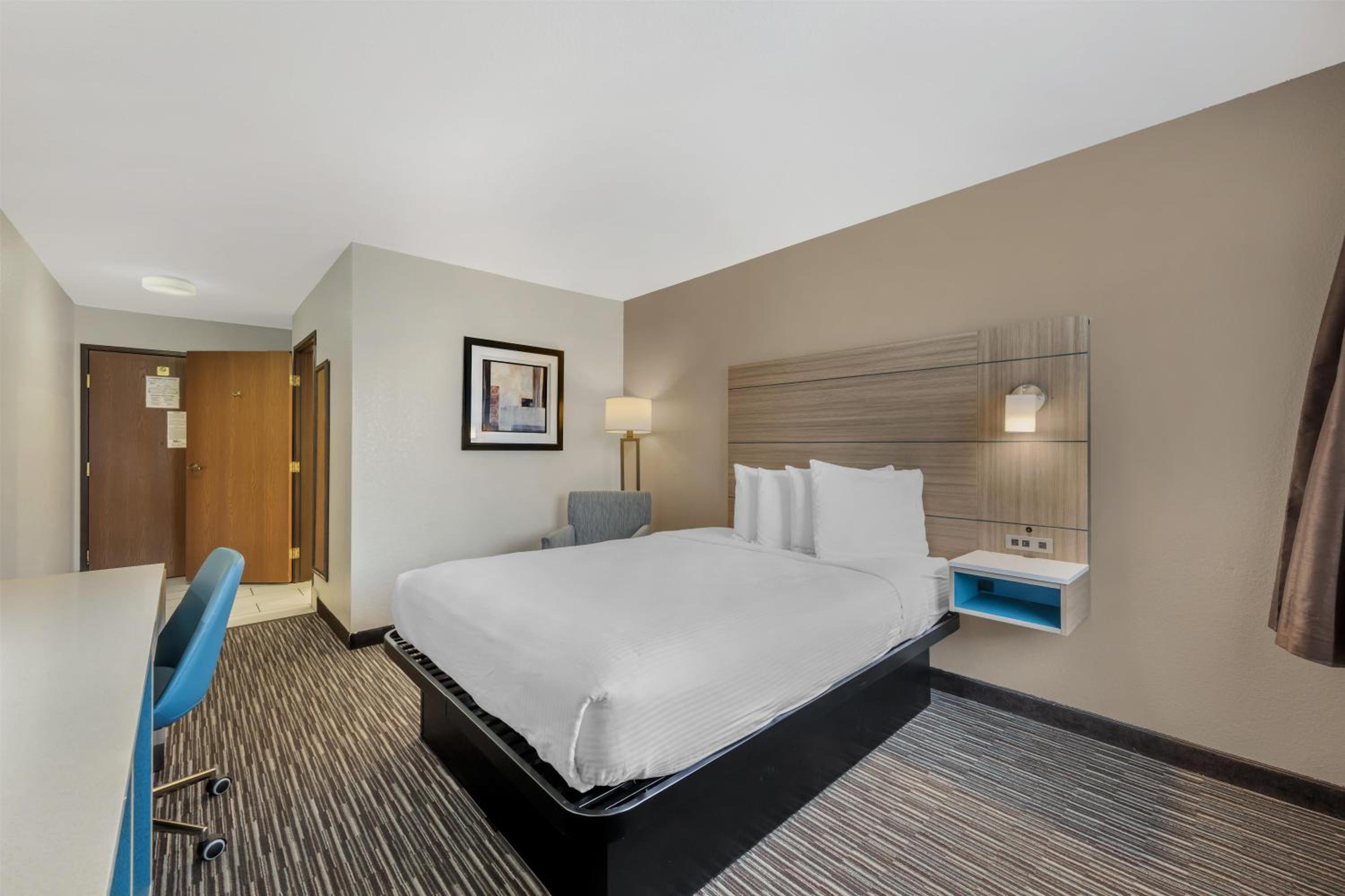King Room with Roll-In Shower - Mobility Accessible - Photo 3