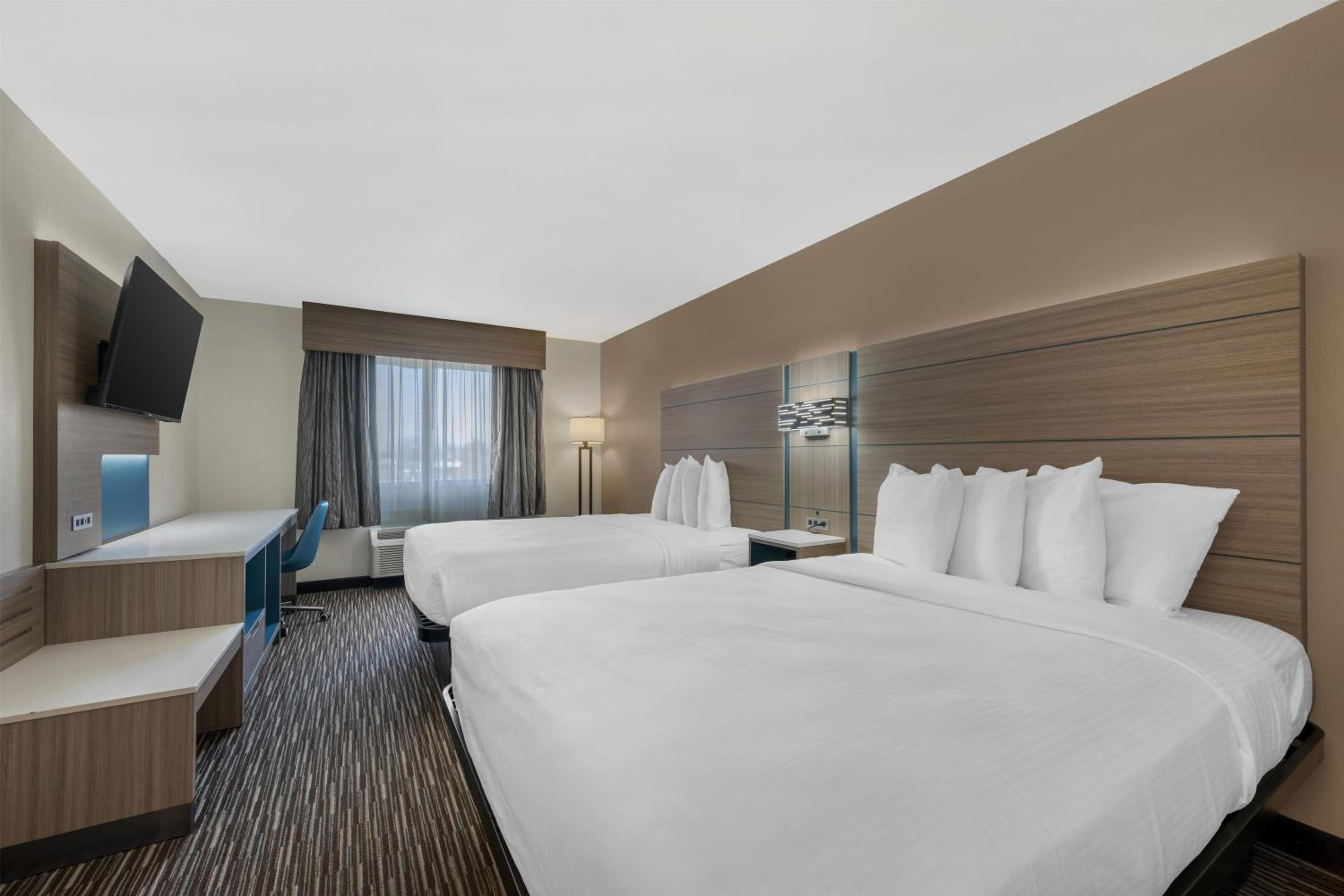 Queen Room with Two Queen Beds - Non-Smoking - Photo 1