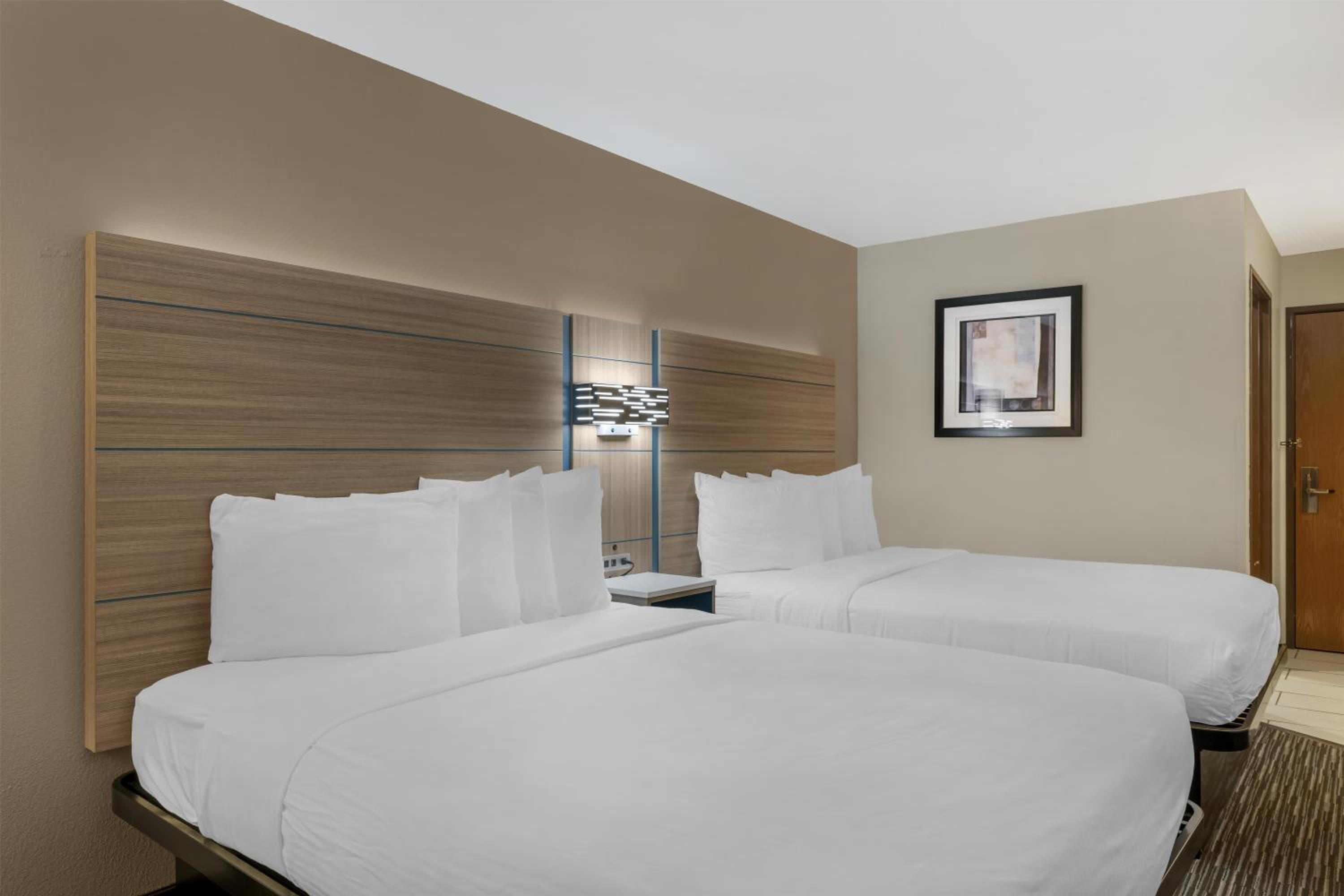 Queen Room with Two Queen Beds - Non-Smoking - Photo 2