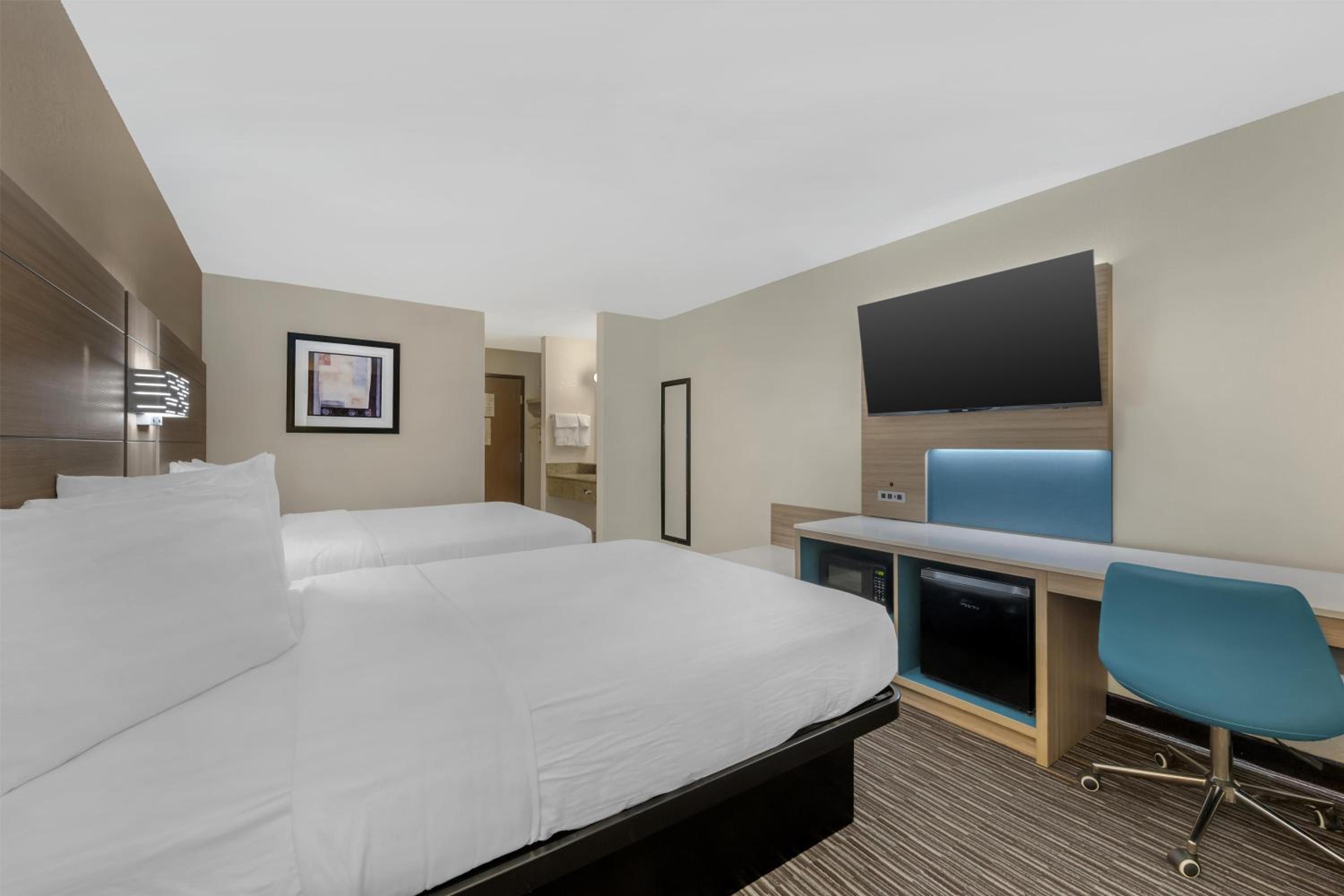 Queen Room with Two Queen Beds - Non-Smoking - Photo 3