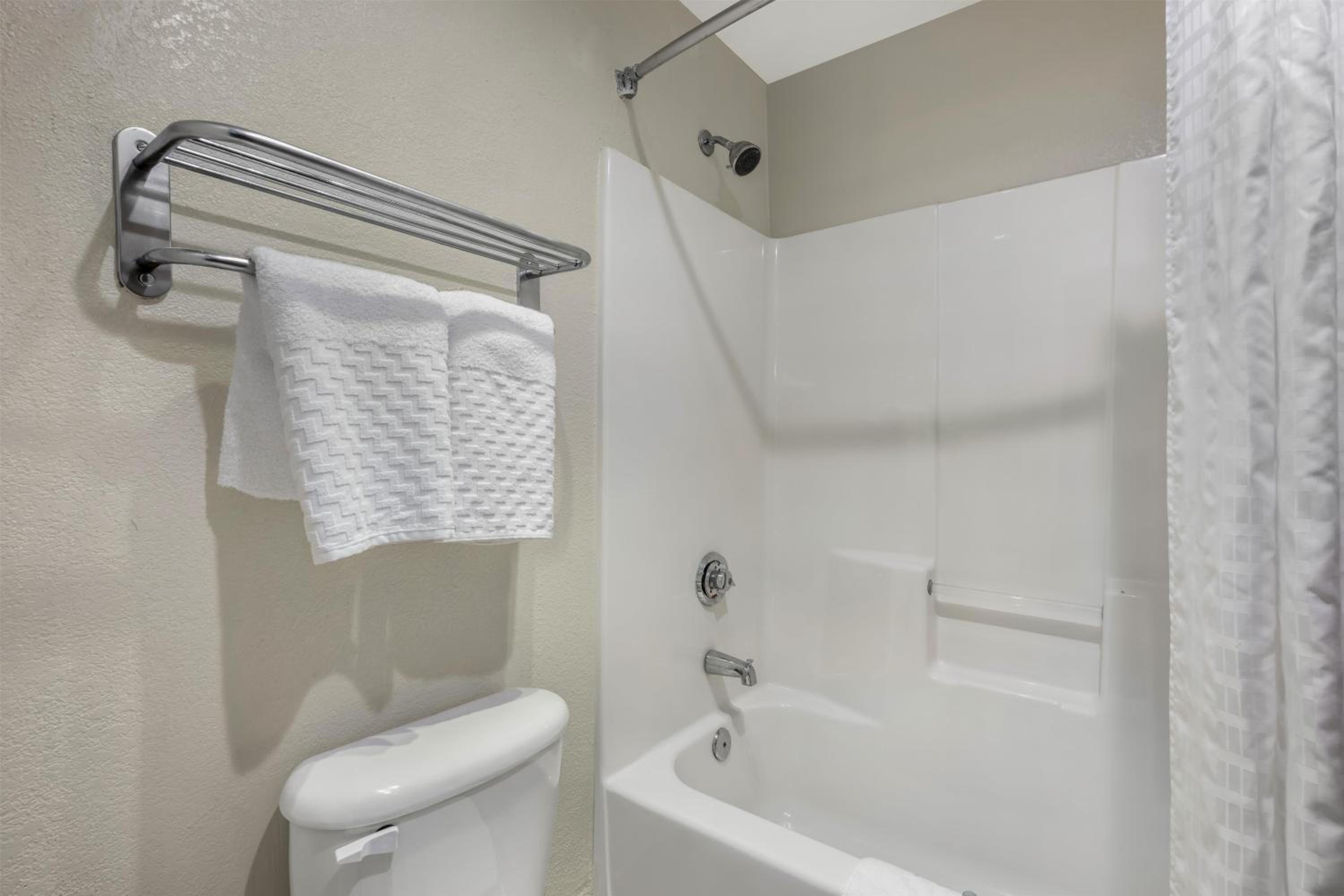 King Room with Sofa Bed - Pet Friendly/Non-Smoking - Photo 5