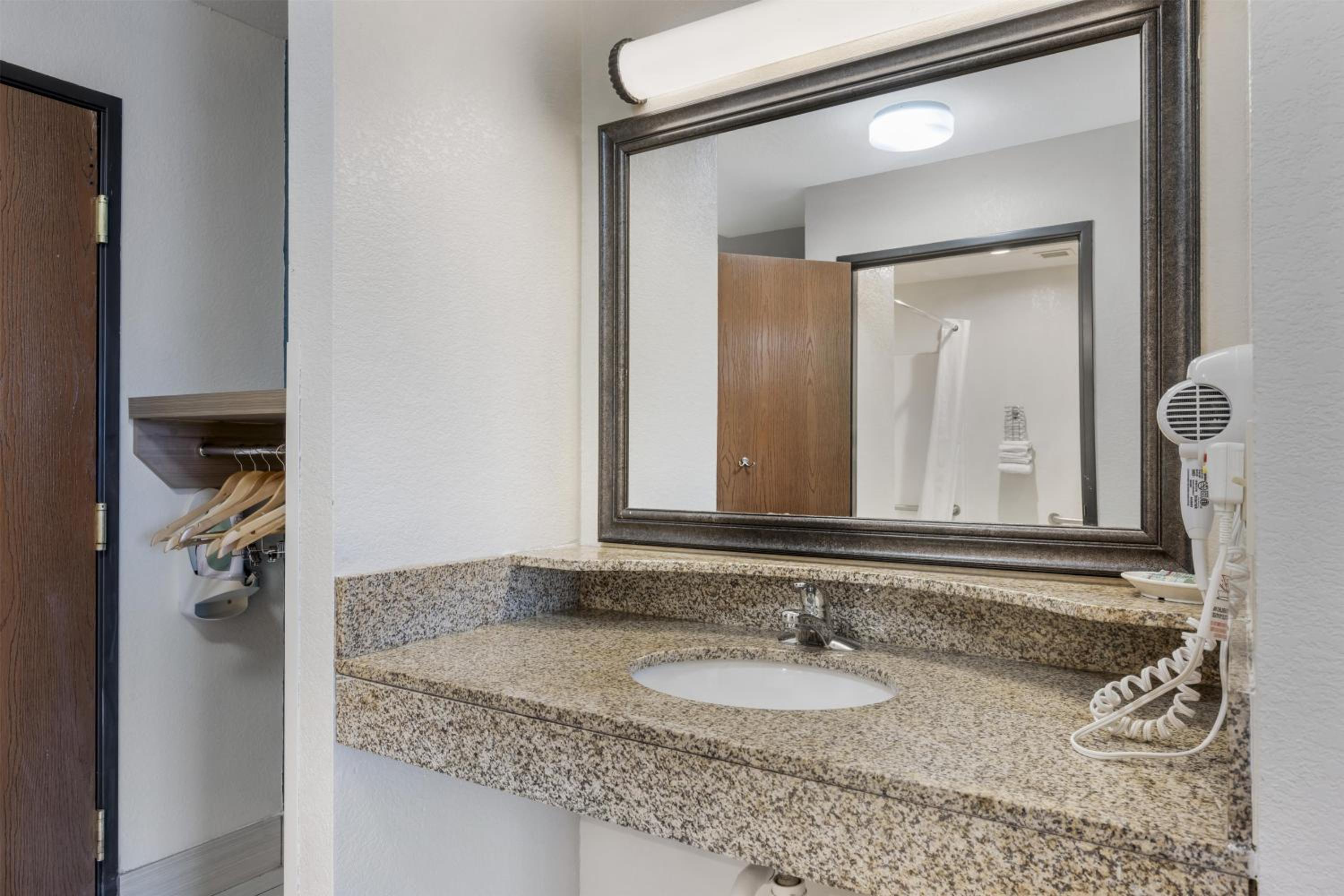 King Room with Bath Tub - Disability Access/Non-Smoking  - Photo 4
