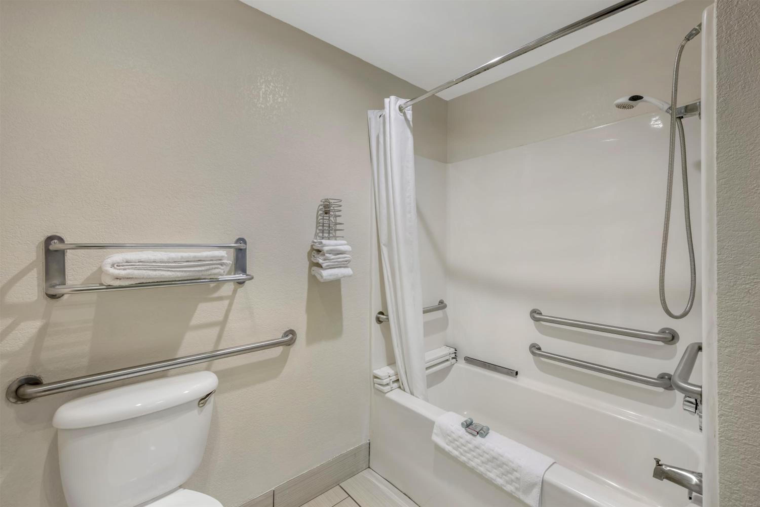 King Room with Bath Tub - Disability Access/Non-Smoking  - Photo 5