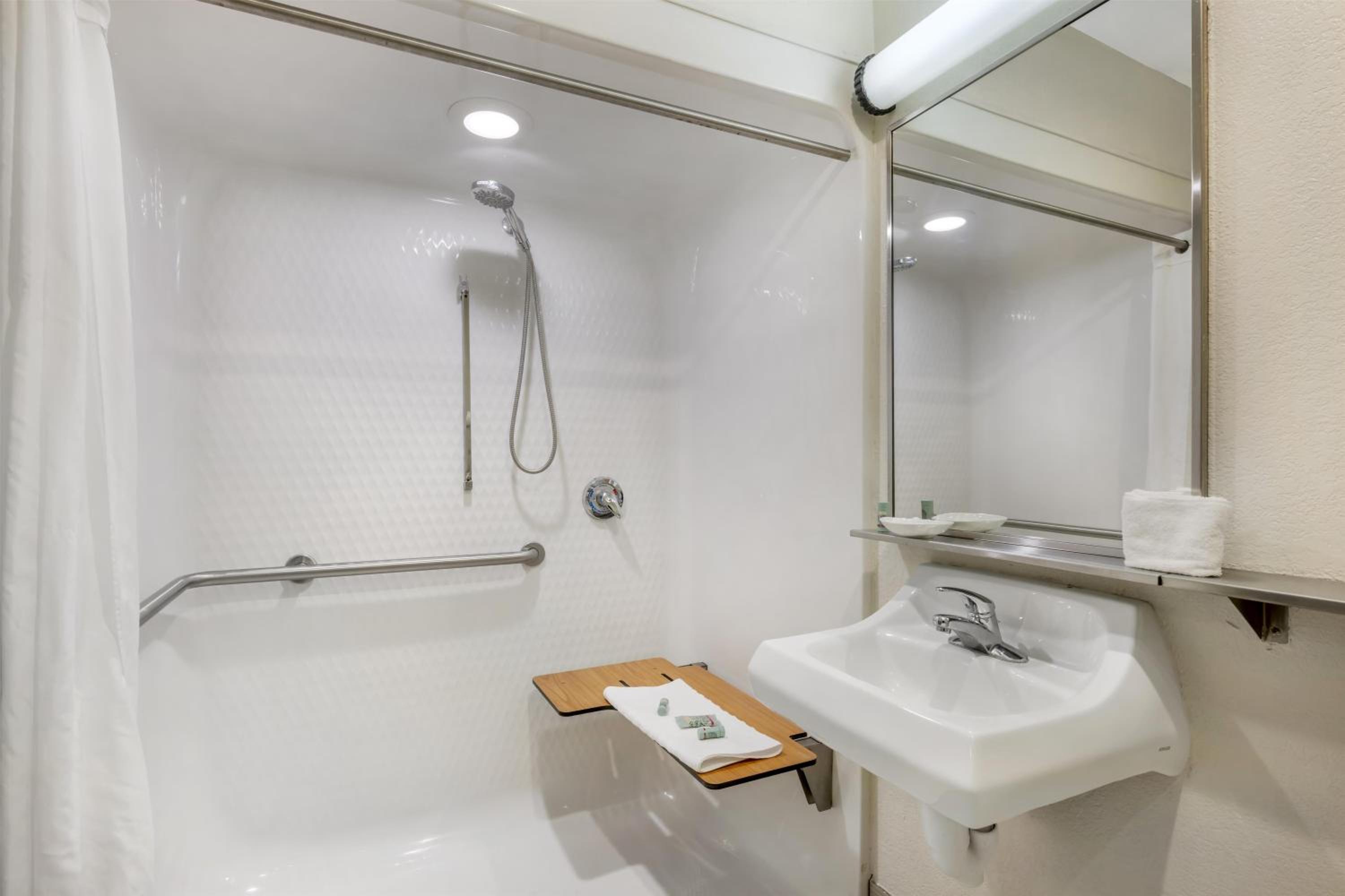 King Room with Roll-In Shower - Mobility Accessible - Photo 5
