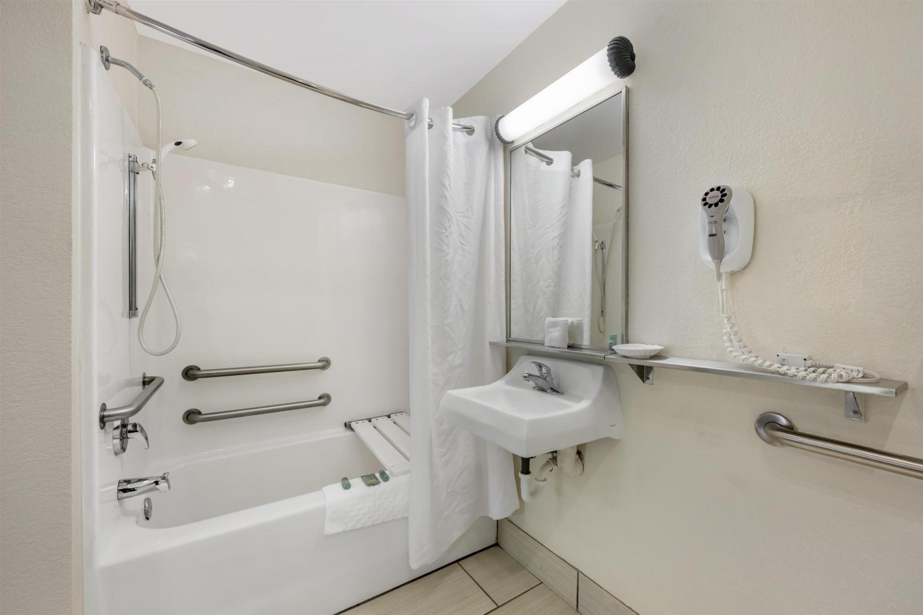 King Room with Bath Tub - Disability Access/Non-Smoking  - Photo 6