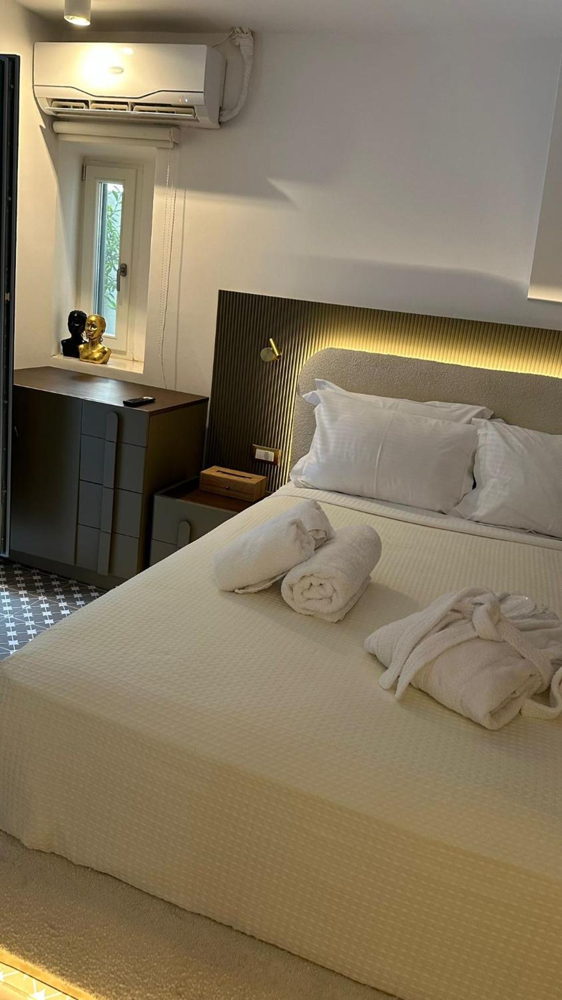 Queen Room with Balcony photo 1