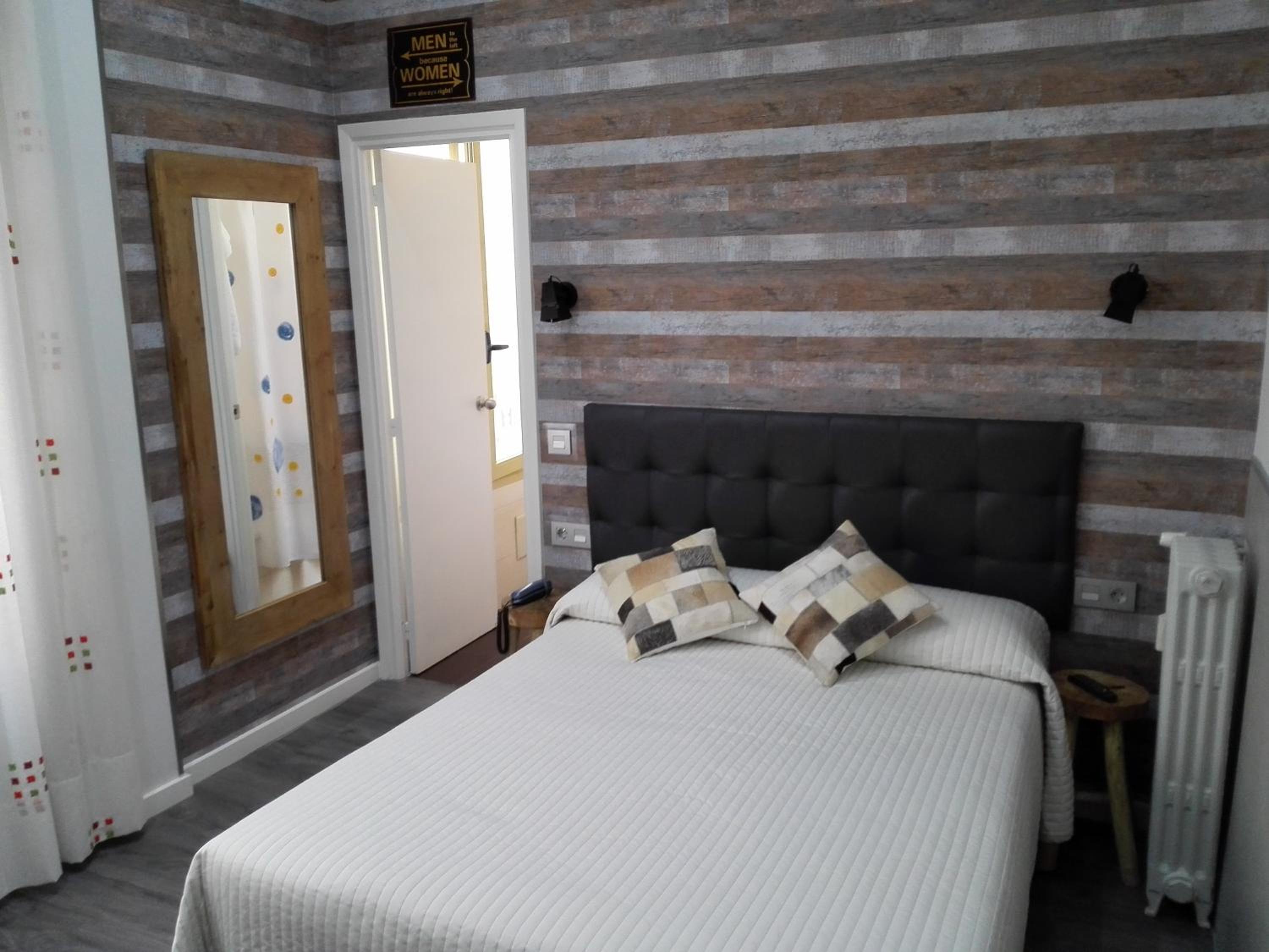 Small Double Room - Photo 1
