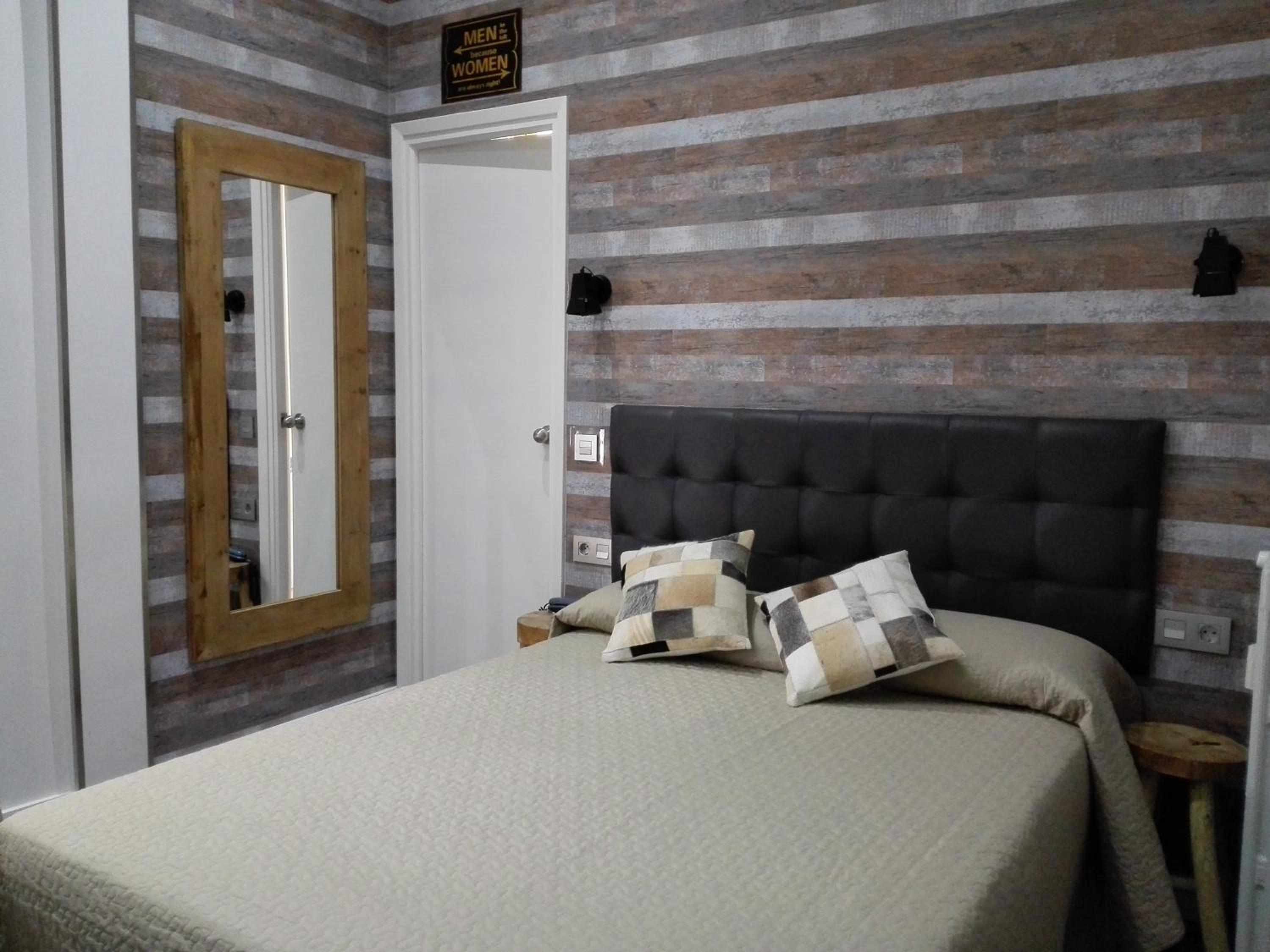Small Double Room - Photo 4