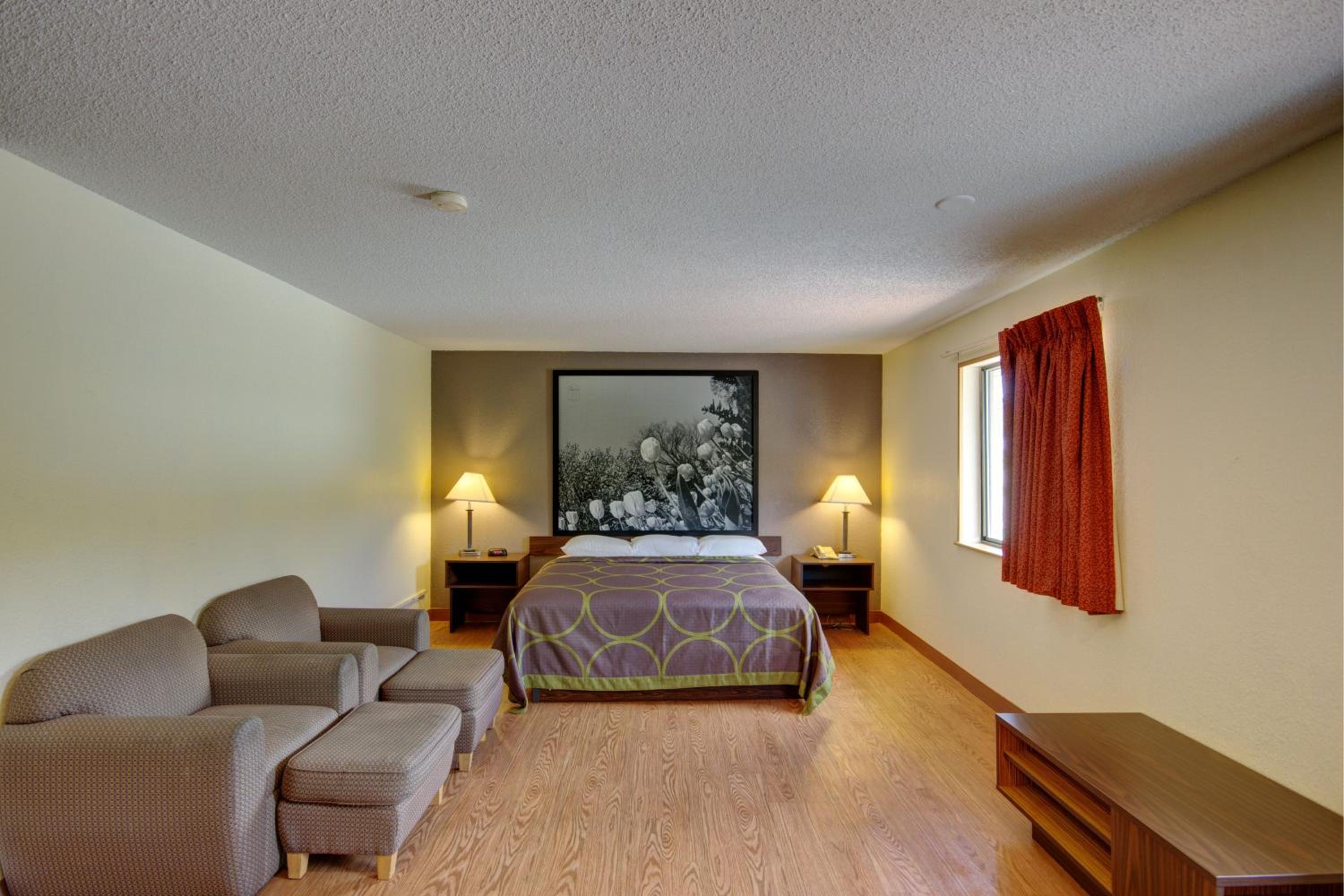 Deluxe King Suite - Photo 2