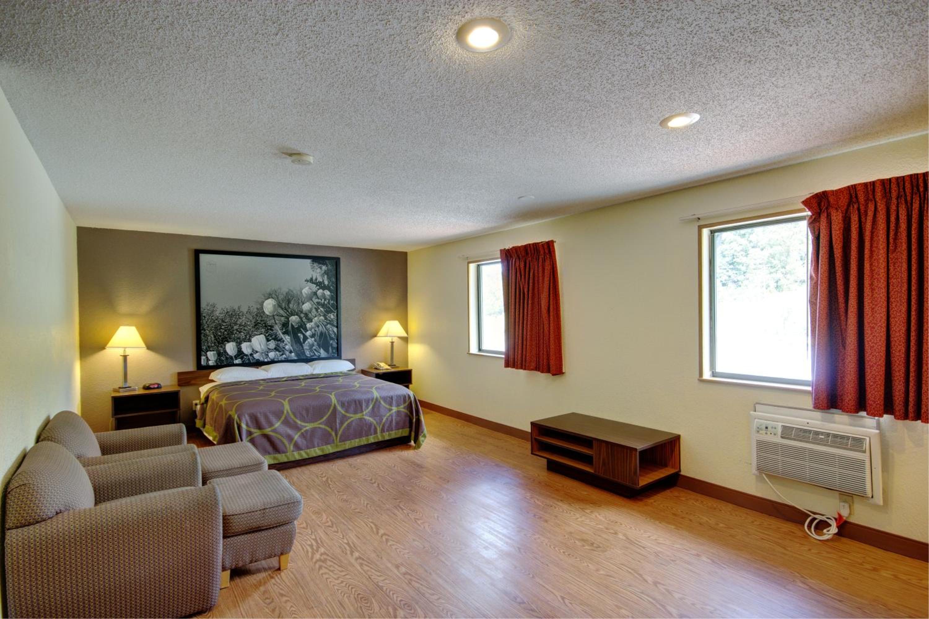 Deluxe King Suite - Photo 4