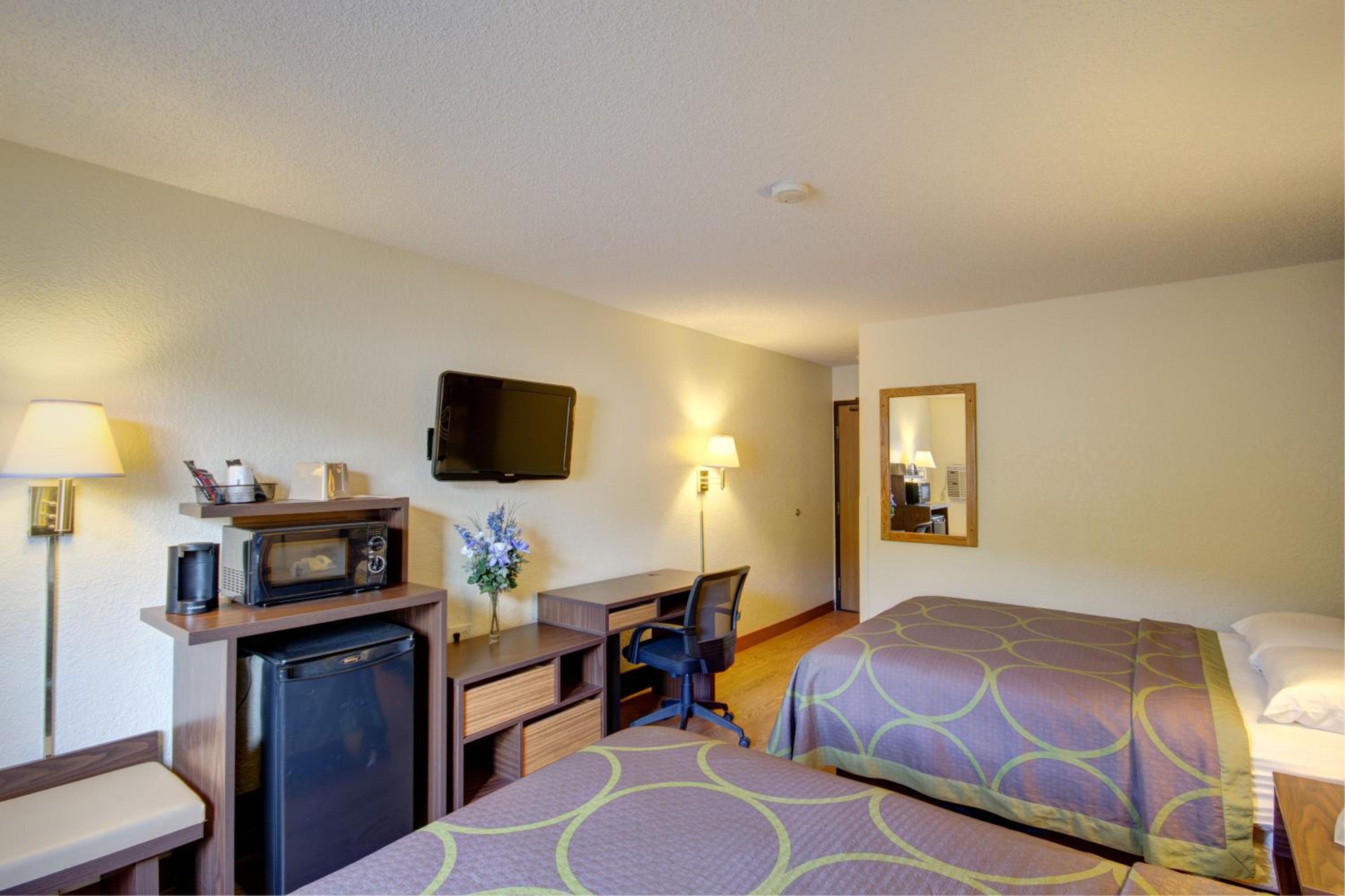 Queen Room with Two Queen Beds - Non-Smoking - Photo 2