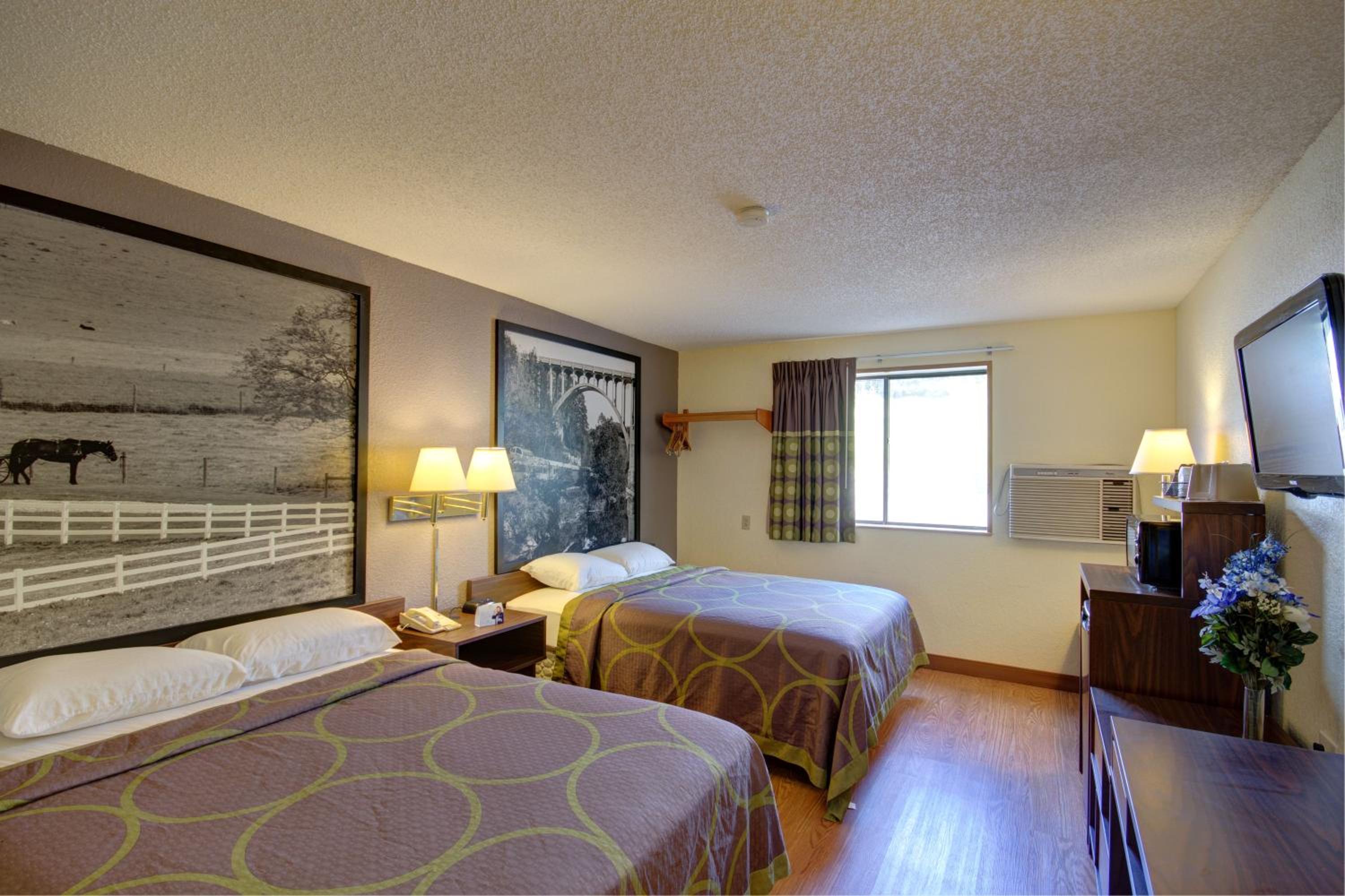 Queen Room with Two Queen Beds - Non-Smoking - Photo 6