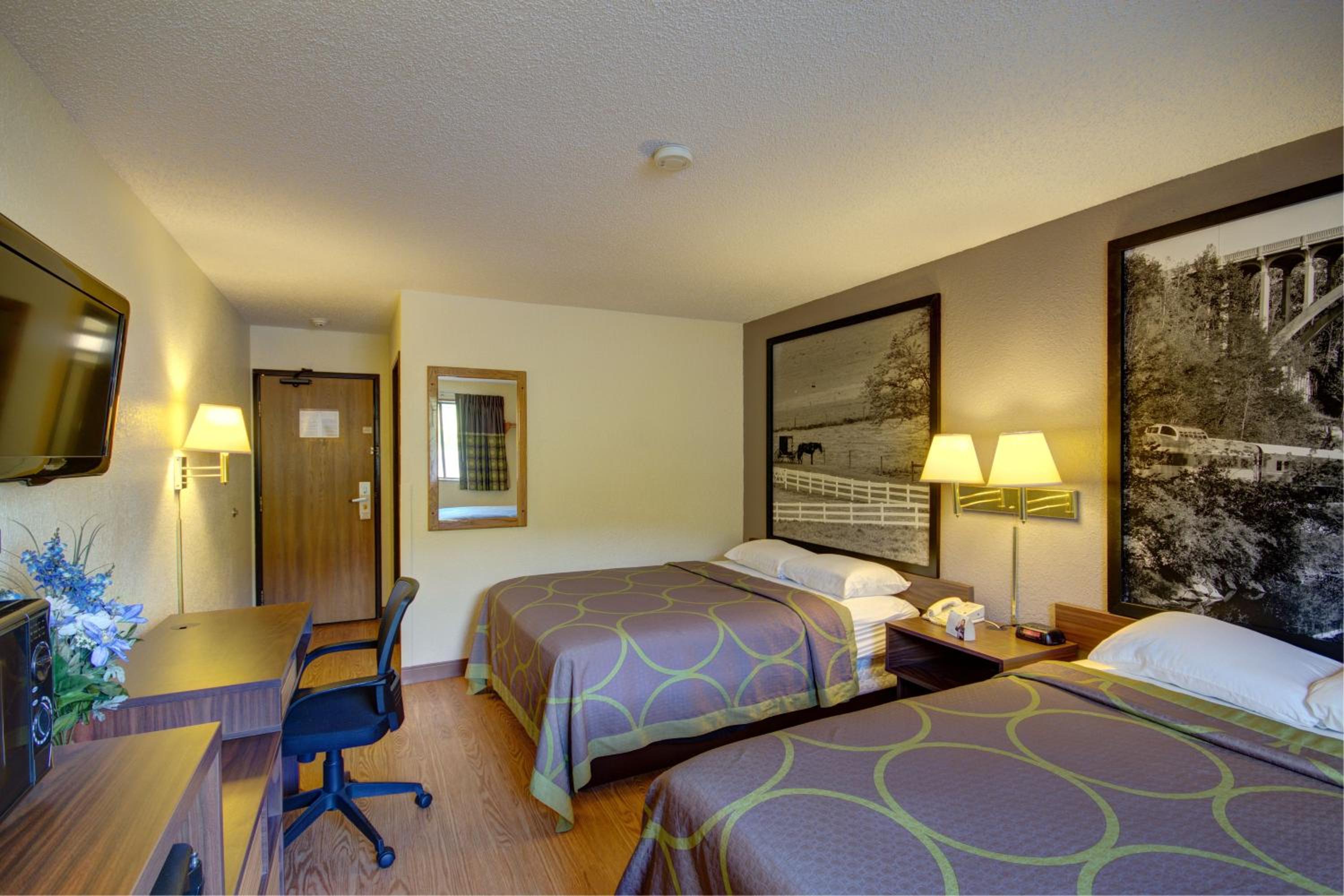 Queen Room with Two Queen Beds - Non-Smoking - Photo 4