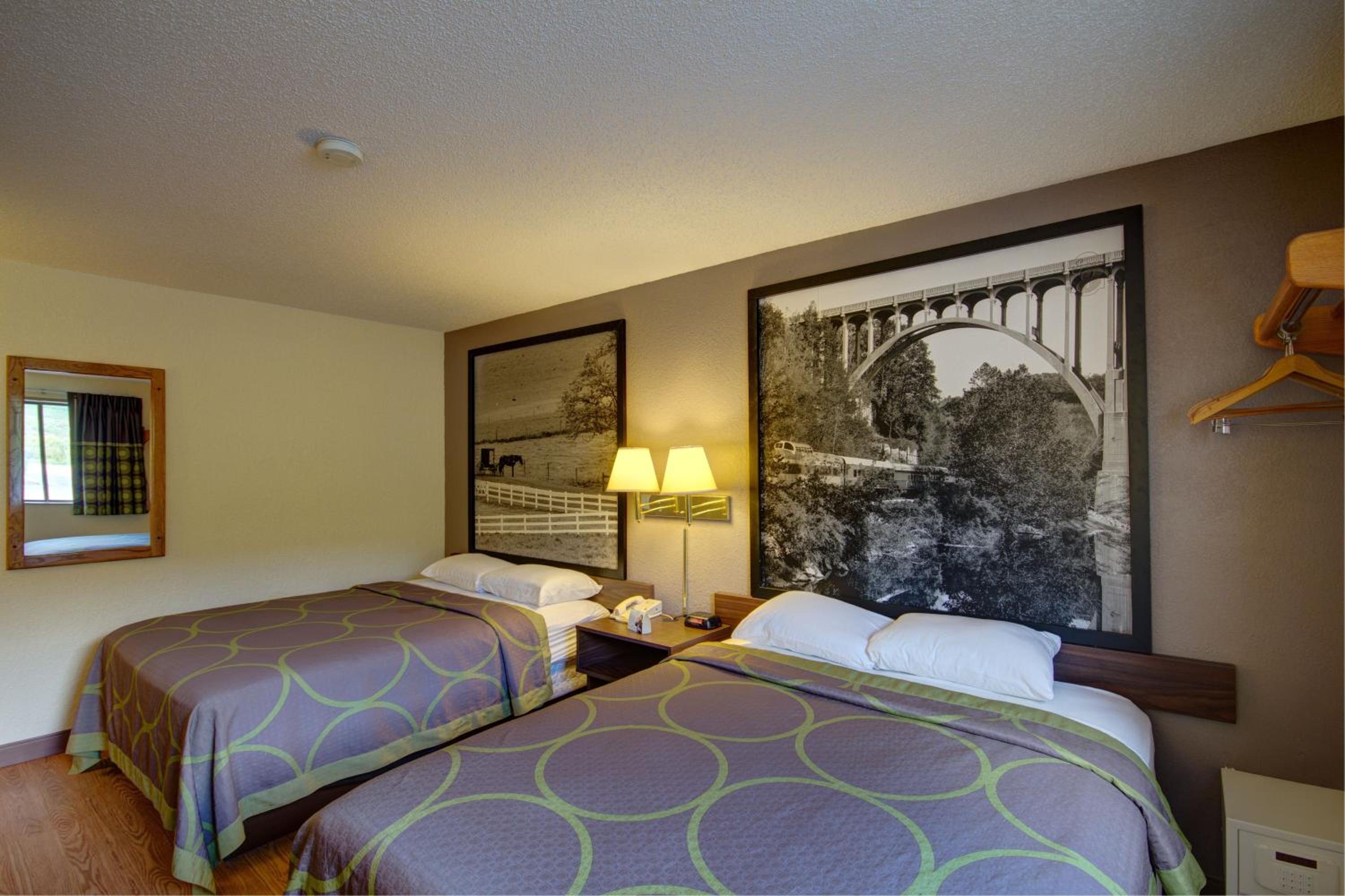Queen Room with Two Queen Beds - Non-Smoking - Photo 5