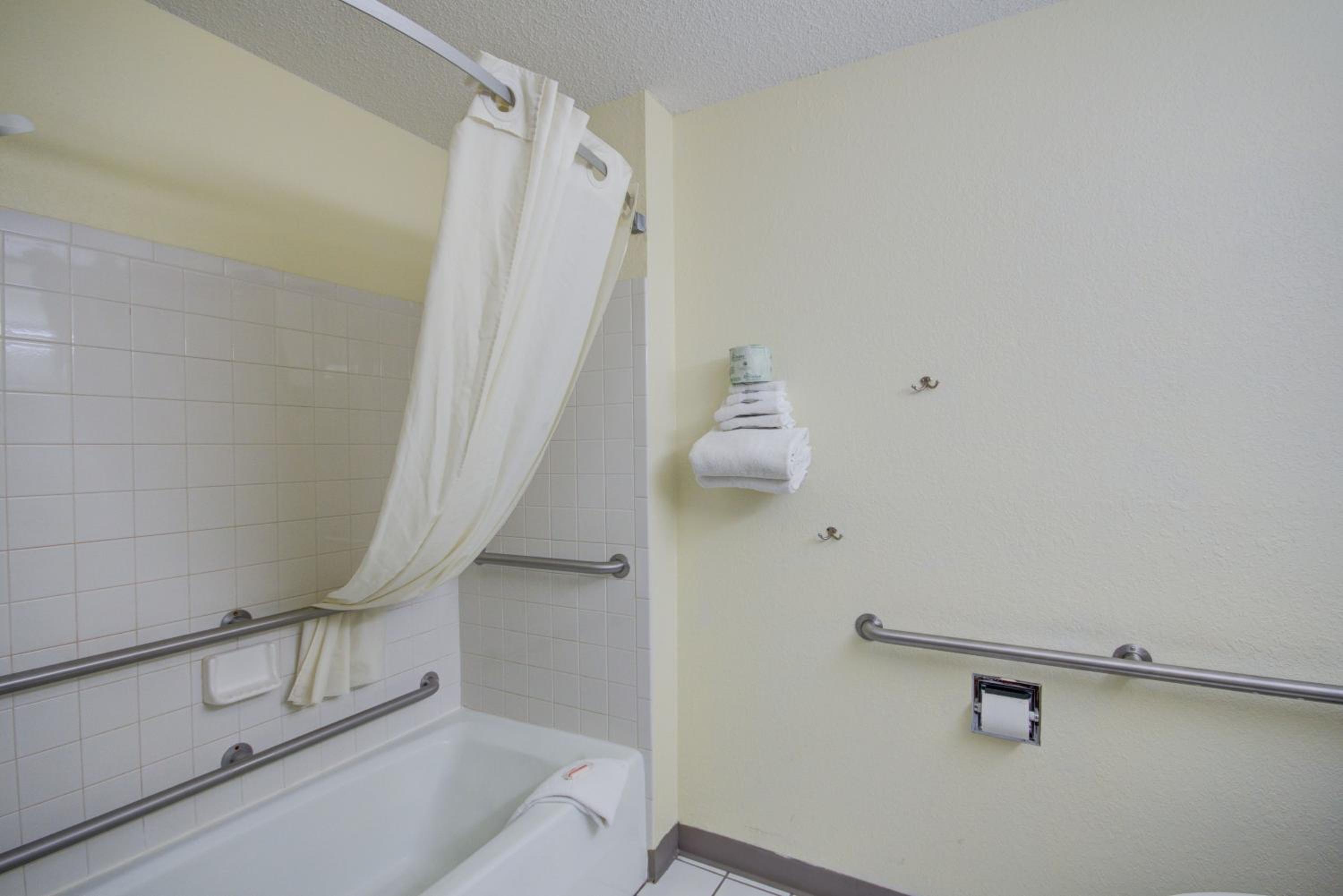 Queen Room - Disability Access/Non-Smoking - Photo 6