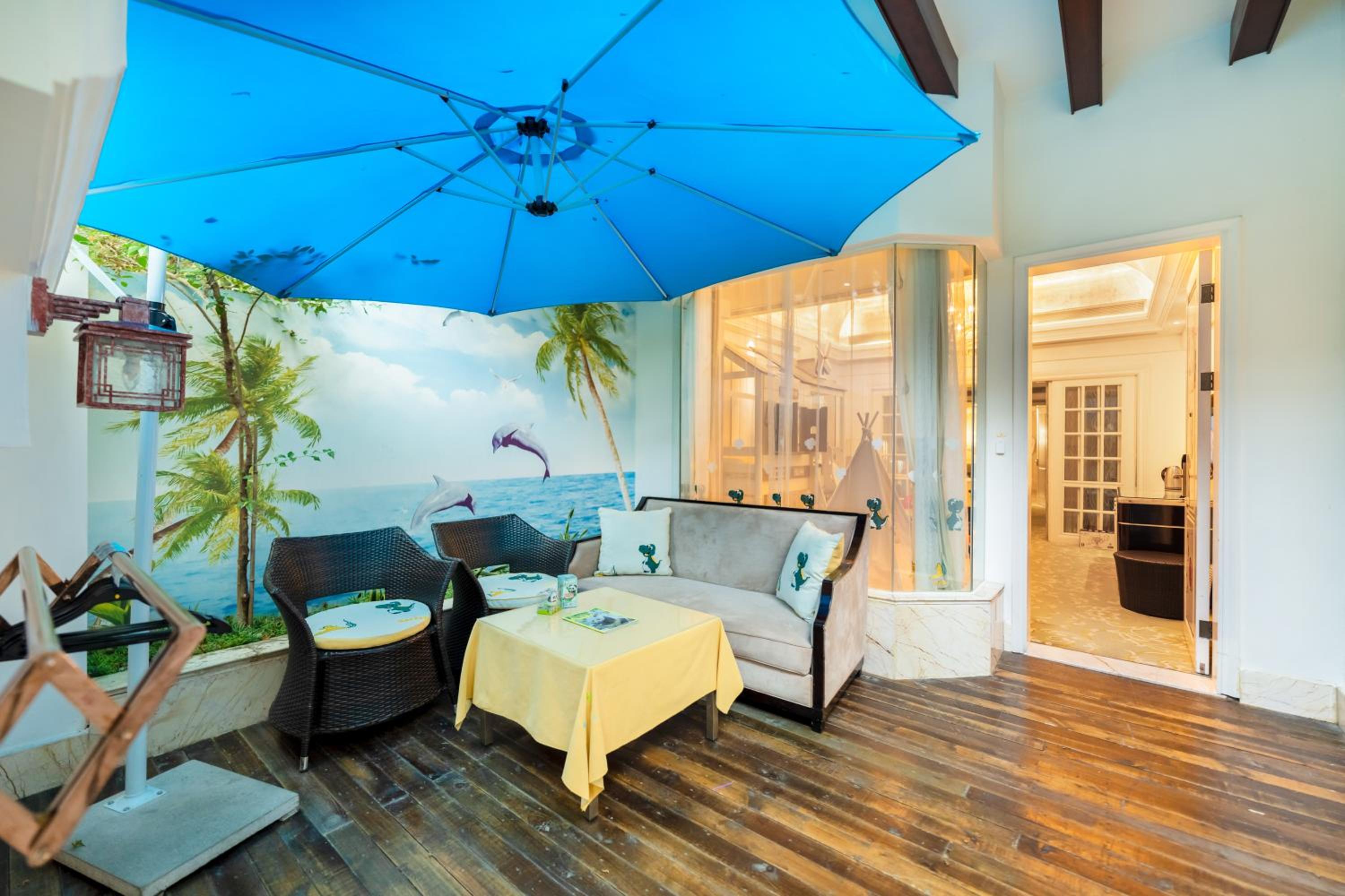One-Bedroom King Suite with One Bunk Bed - Kids Theme with Courtyard View