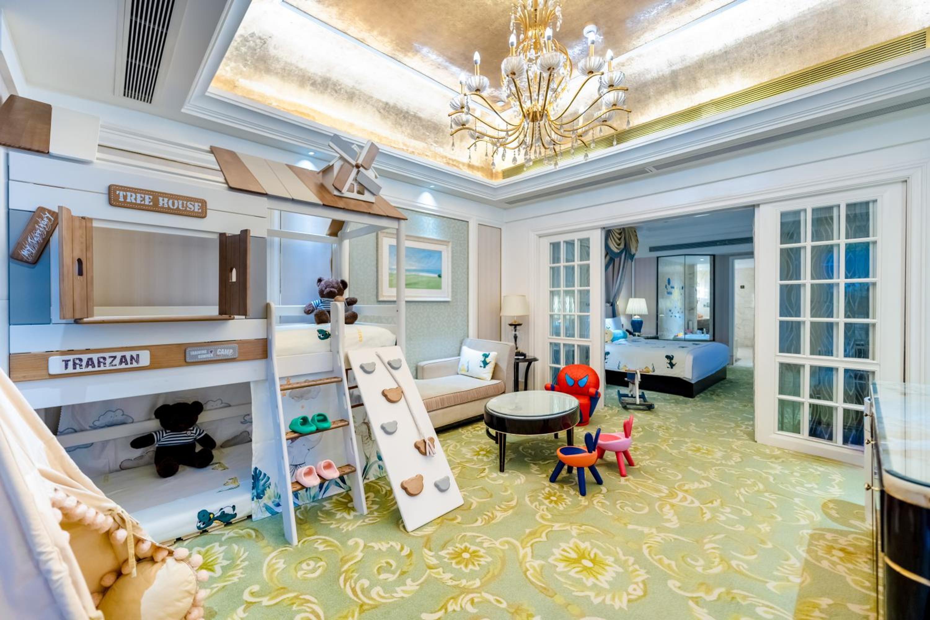 One-Bedroom King Suite with One Bunk Bed - Kids Theme with Courtyard View