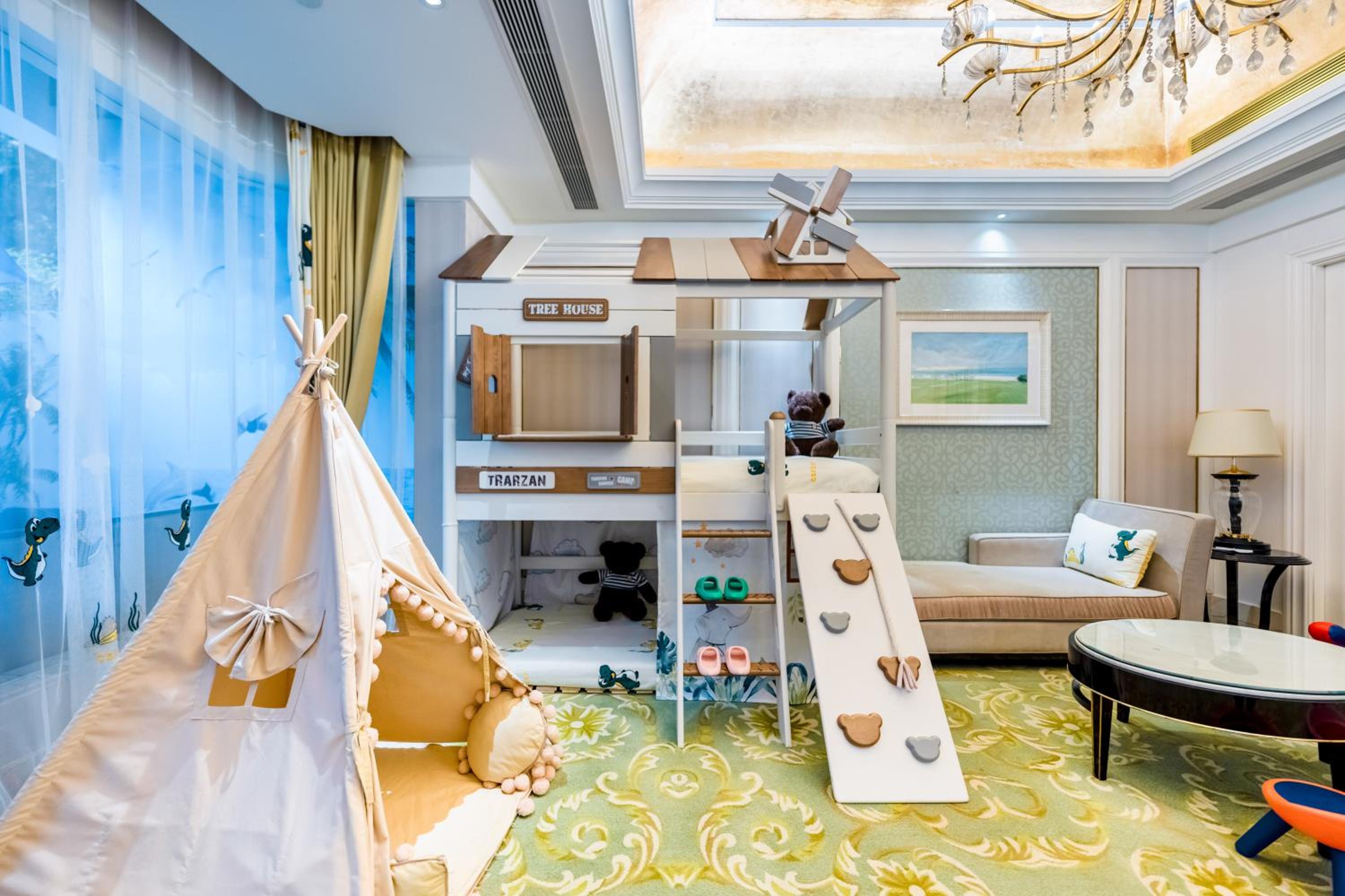 One-Bedroom King Suite with One Bunk Bed - Kids Theme with Courtyard View